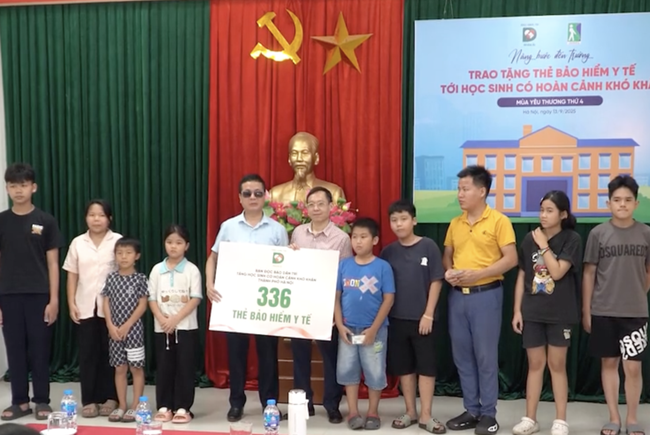 Hà Nội: Phát động chương trình tặng thẻ Bảo hiểm y tế cho người có hoàn cảnh khó khăn - Ảnh 1. Hà Nội: Phát động chương trình tặng thẻ Bảo hiểm y tế cho người có hoàn cảnh khó khăn - Ảnh 1.