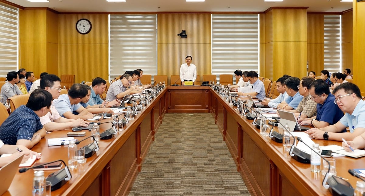 Thứ trưởng Nguyễn Hoàng Hiệp chủ trì Hội nghị triển khai Kế hoạch của Bộ Nông nghiệp và Môi trường thực hiện Nghị định 335 về đánh giá, xếp loại chất lượng cơ quan hành chính và công chức. Ảnh: Khương Trung.