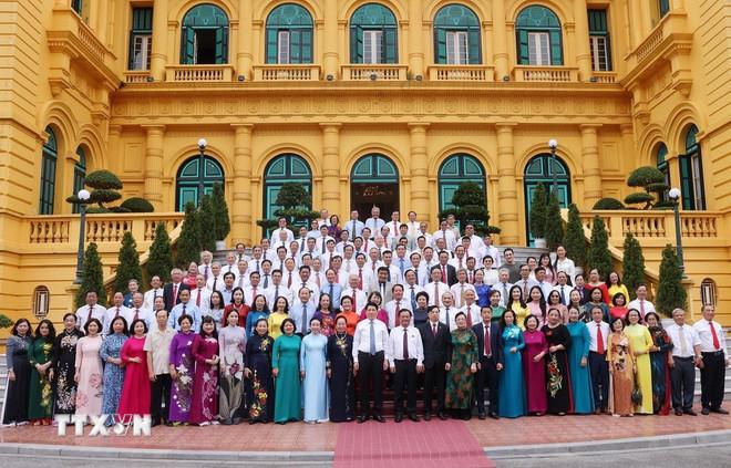 Chủ tịch nước Lương Cường với các đại biểu cán bộ Hội Khuyến học tiêu biểu toàn quốc. (Ảnh: Lâm Khánh/TTXVN) ttxvn-1007-chu-tich-nuoc-3.jpg
