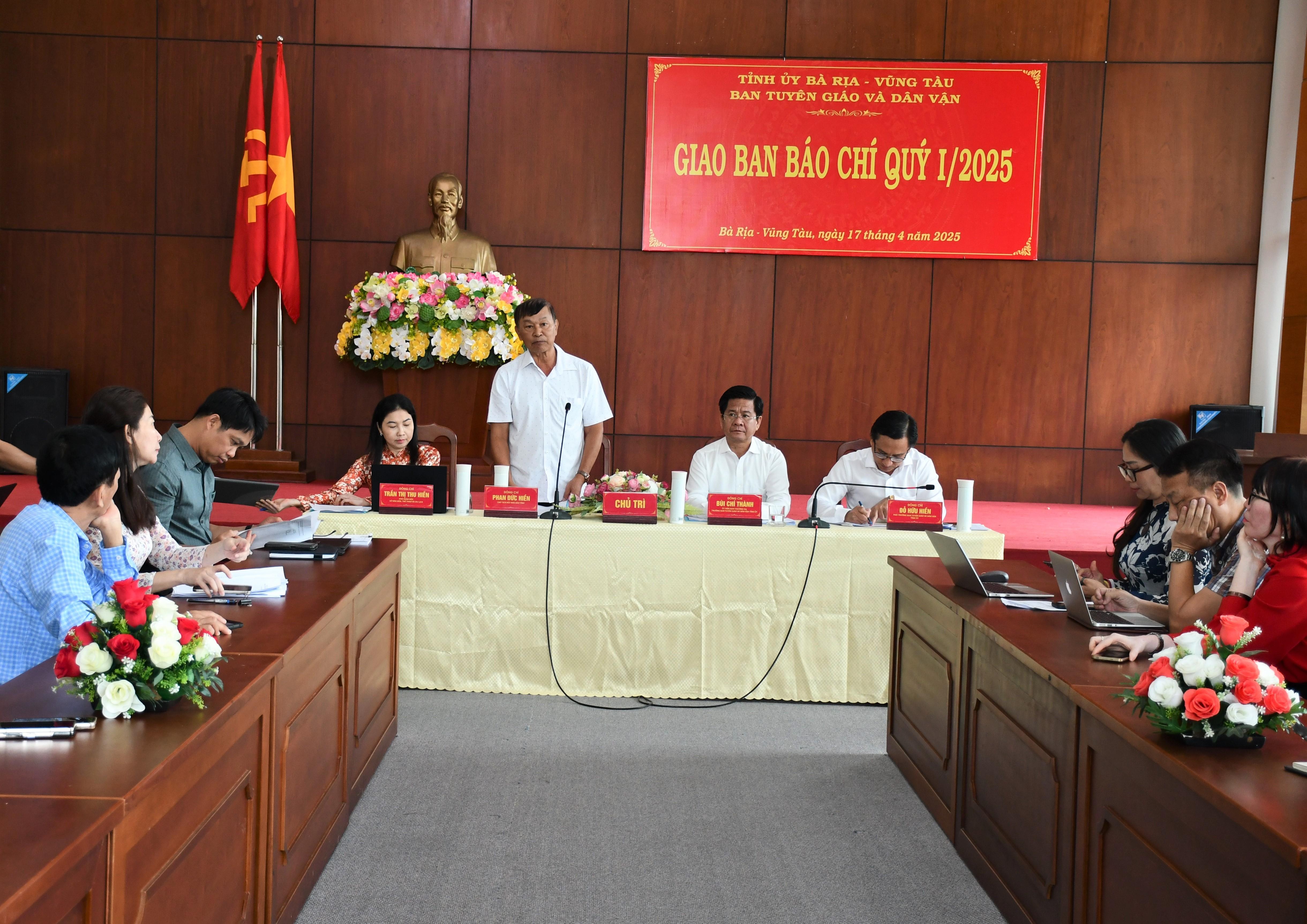 Ông Phan Đức Hiền, Chủ tịch Hội Nhà báo tỉnh phát biểu tại hội nghị giao ban.