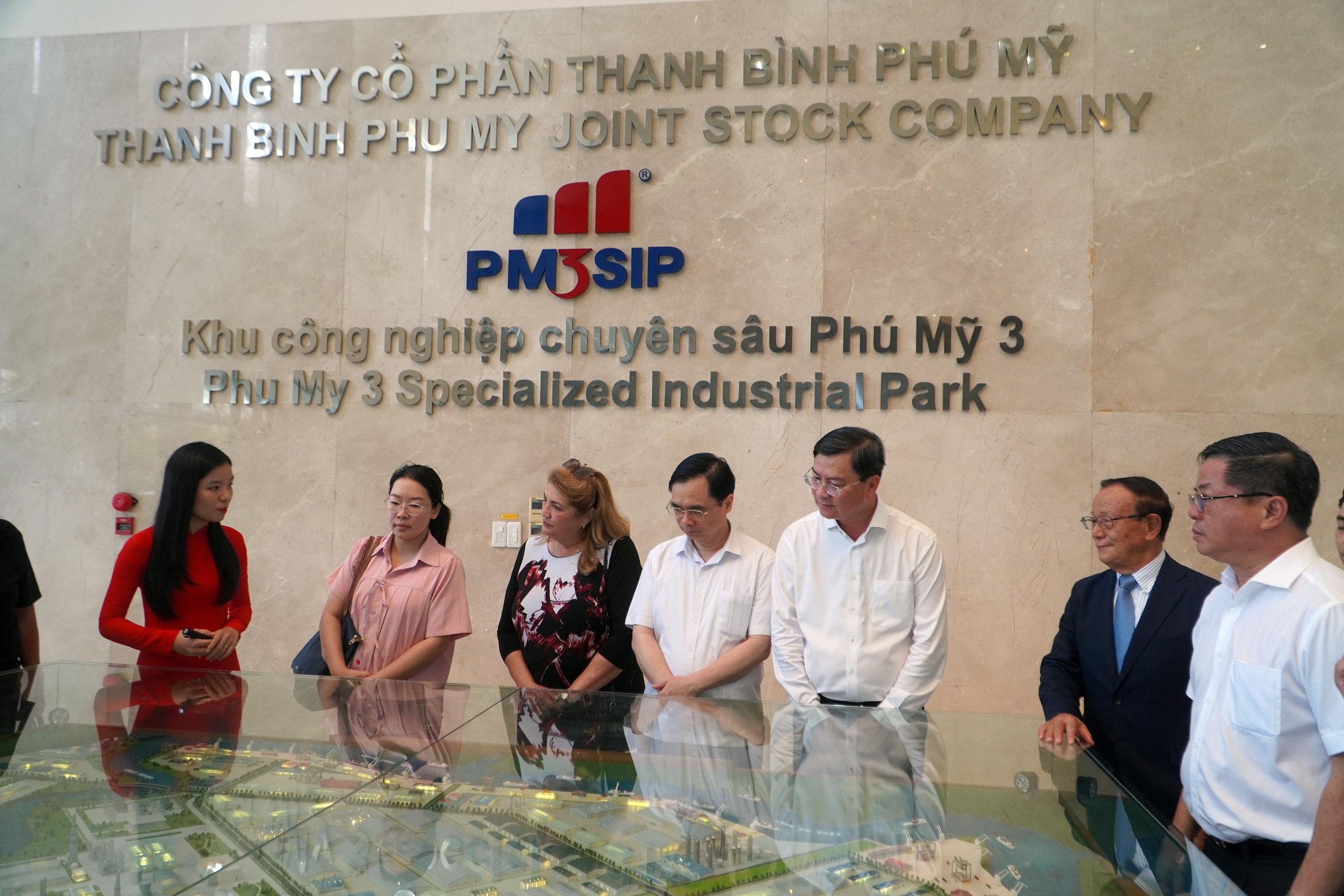 Đoàn công tác của Cuba nghe lãnh đạo KCN chuyên sâu Phú Mỹ 3 giới thiệu về định hướng thu hút đầu tư.
