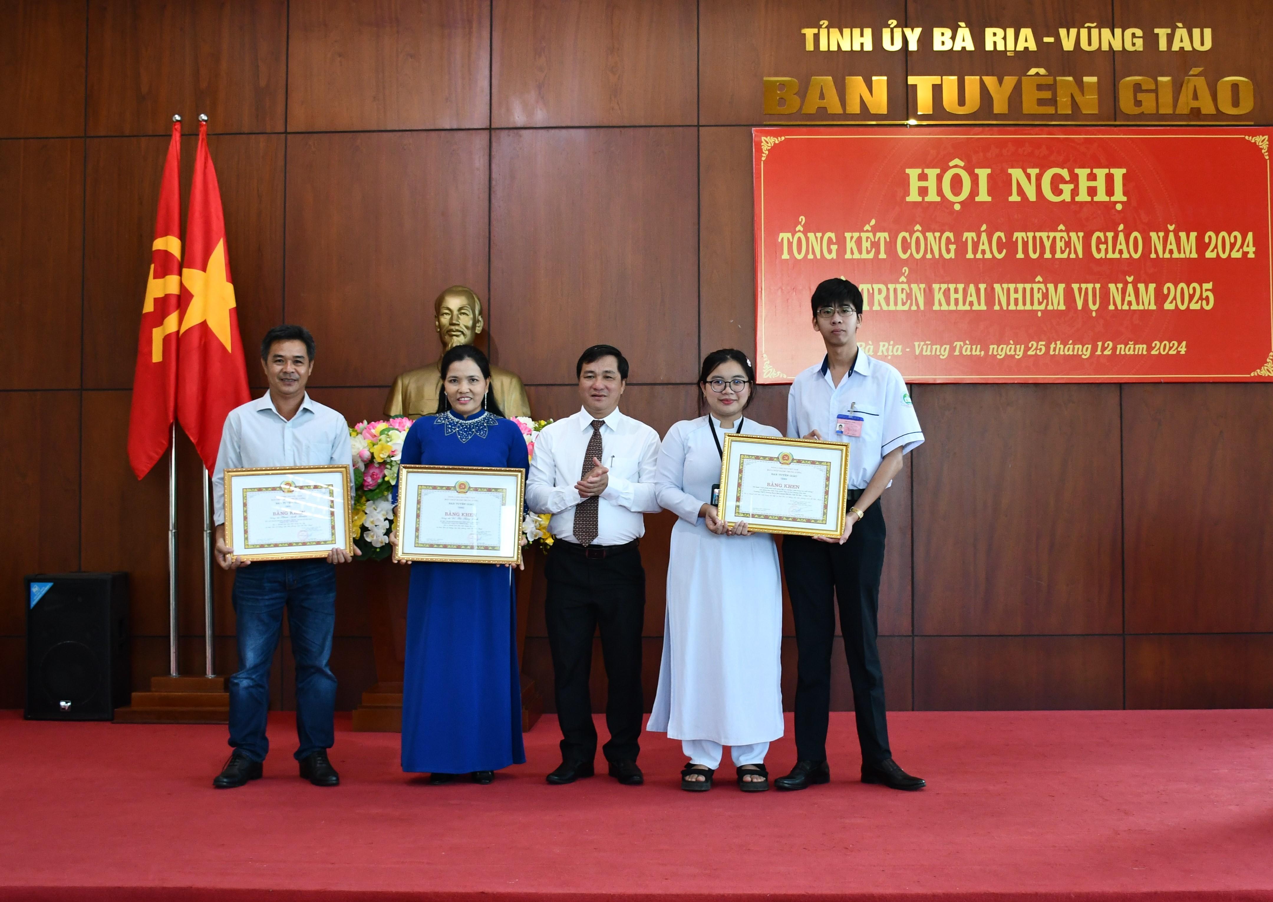 Ông Dương Minh Tuấn, Phó Vụ trưởng, Cơ quan Thường trực miền Nam (Ban Tuyên giáo Trung ương) trao Bằng khen của Ban Tuyên giáo Trung ương cho 1 tập thể, 2 cá nhân có thành tích xuất sắc trong Học tập và làm theo tư tưởng, đạo đức, phong cách Hồ Chí Minh.