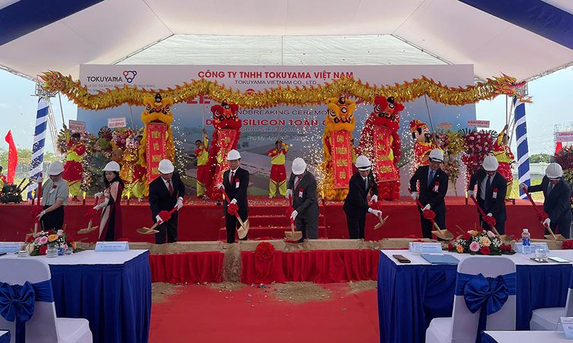 Chủ tịch UBND tỉnh Nguyễn Văn Thọ cùng lãnh đạo doanh nghiệp, các đại biểu thực hiện nghi thức khởi công dự án sản xuất nguyên liệu bán dẫn đầu tiên tại Việt Nam (KCN Phú Mỹ 3).