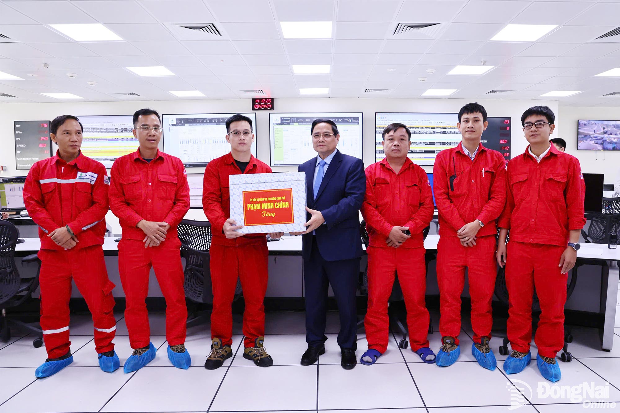 Thủ tướng Chính phủ Phạm Minh Chính tặng quà cho cán bộ, nhân viên làm việc tại Nhà máy nhiệt điện Nhơn Trạch 3 và 4. Ảnh: Công Nghĩa