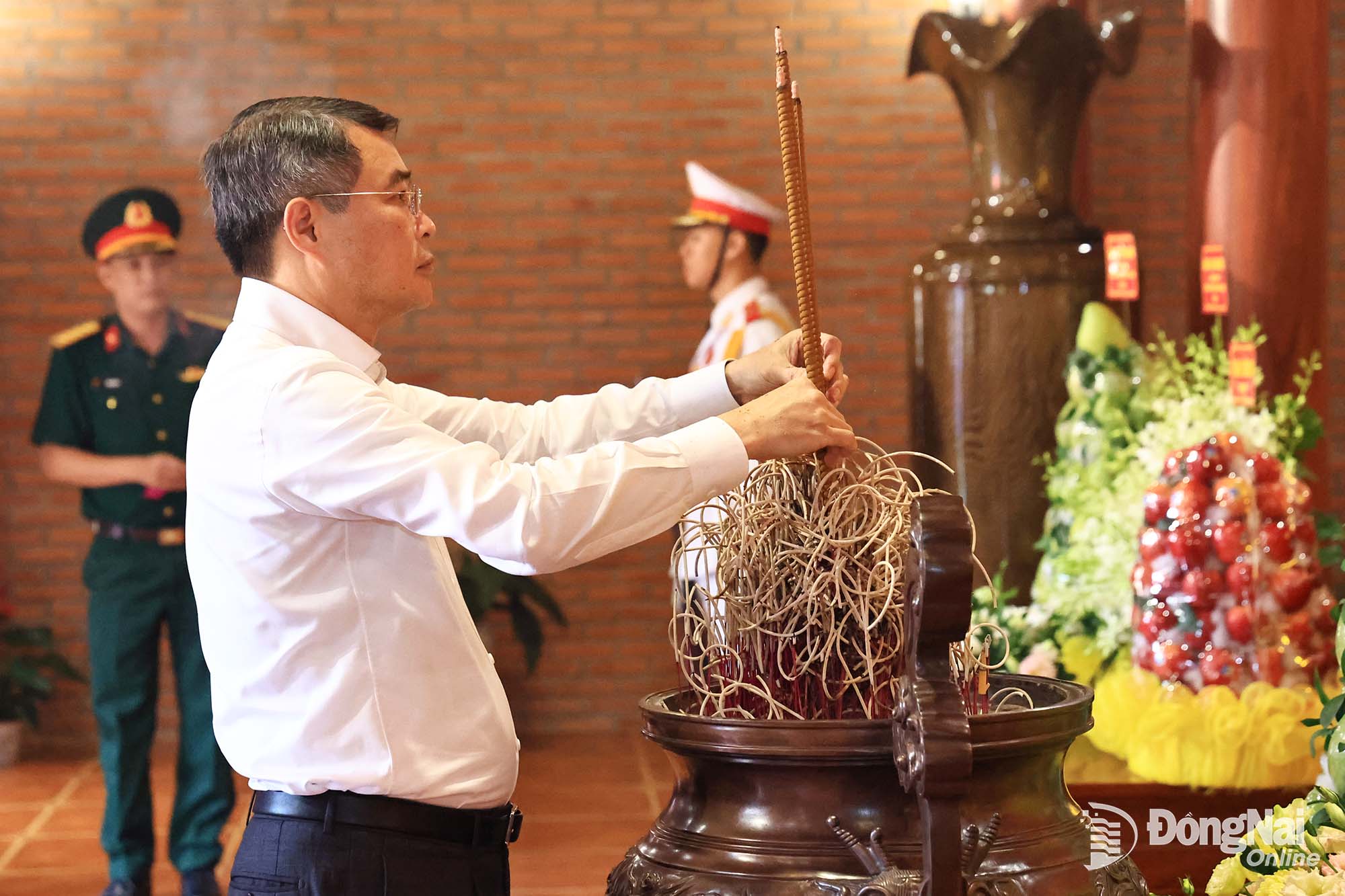 Ủy viên Bộ Chính trị, Thủ tướng Chính phủ Lê Minh Hưng dâng hương tại nhà thờ. Ảnh: Công Nghĩa
