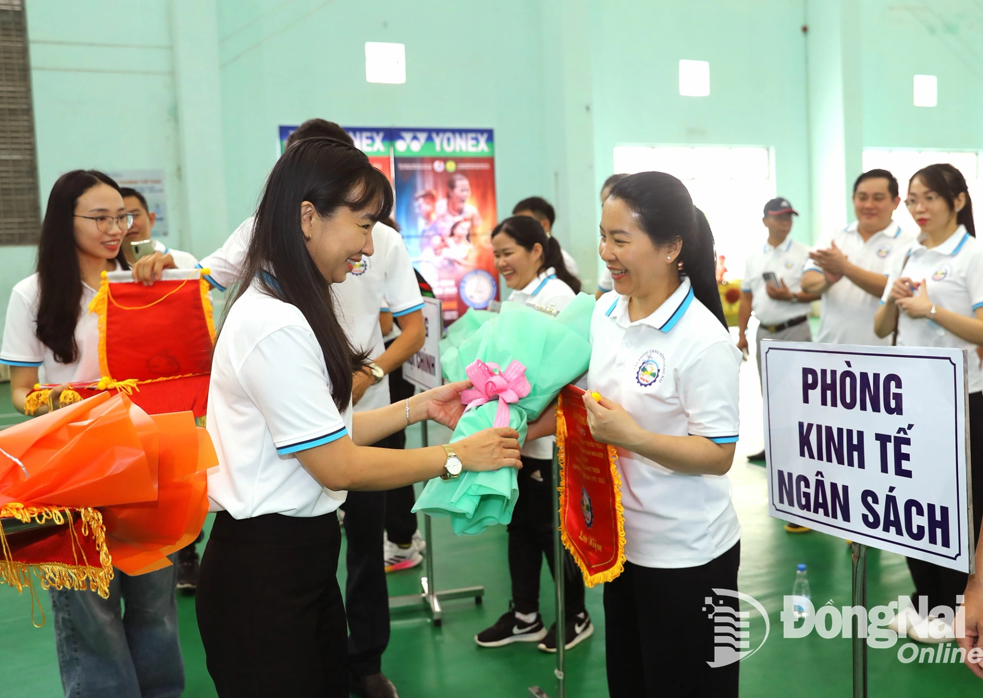 Ban tổ chức tặng cờ lưu niệm và hoa cho các đơn vị tham dự hội thao. Ảnh: Huy Anh