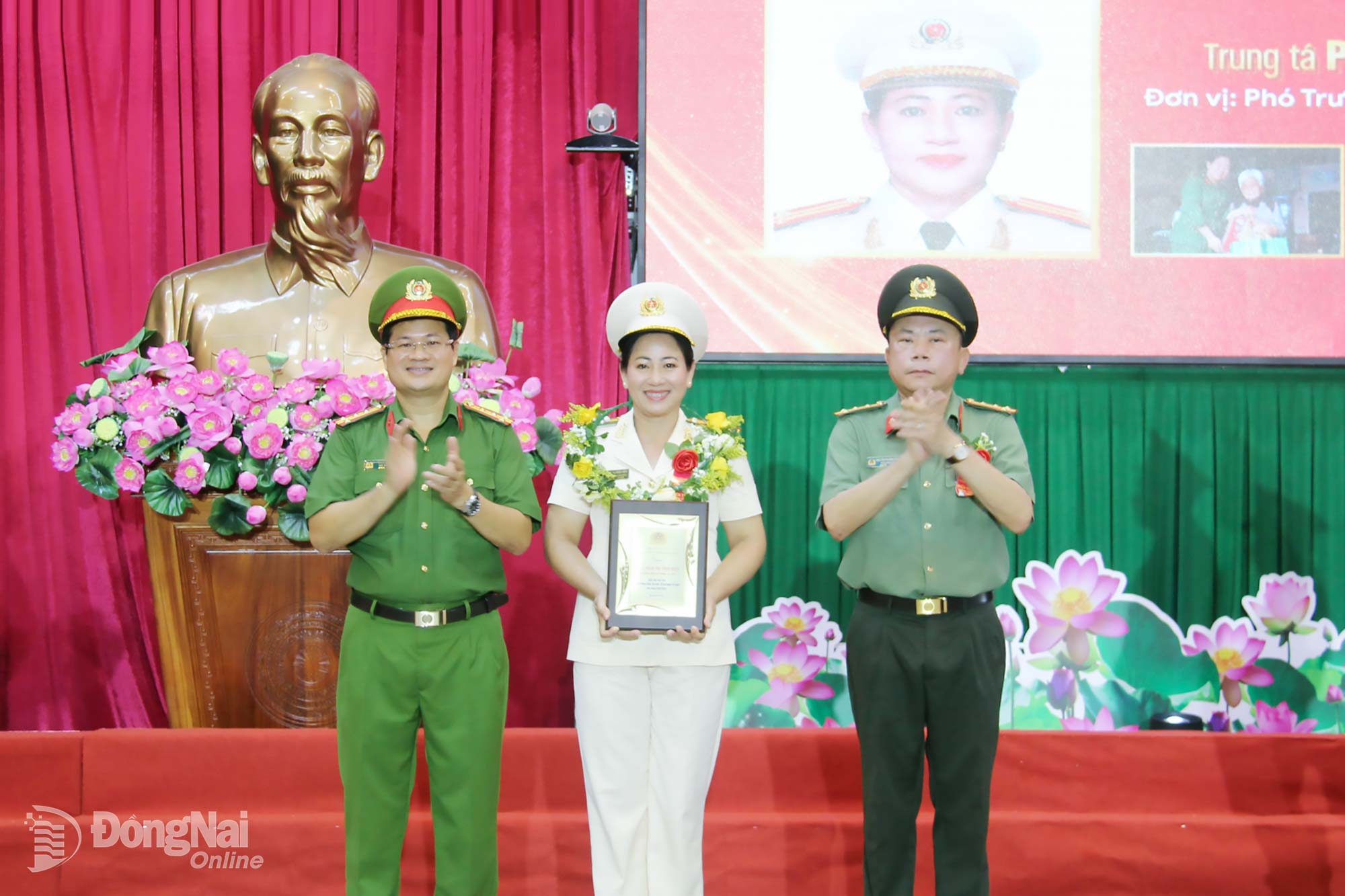 Trung tá Phạm Thị Minh Hiền nhận danh hiệu Điển hình tiên tiến trong Phong trào Vì an ninh Tổ quốc. Ảnh: Trần Danh