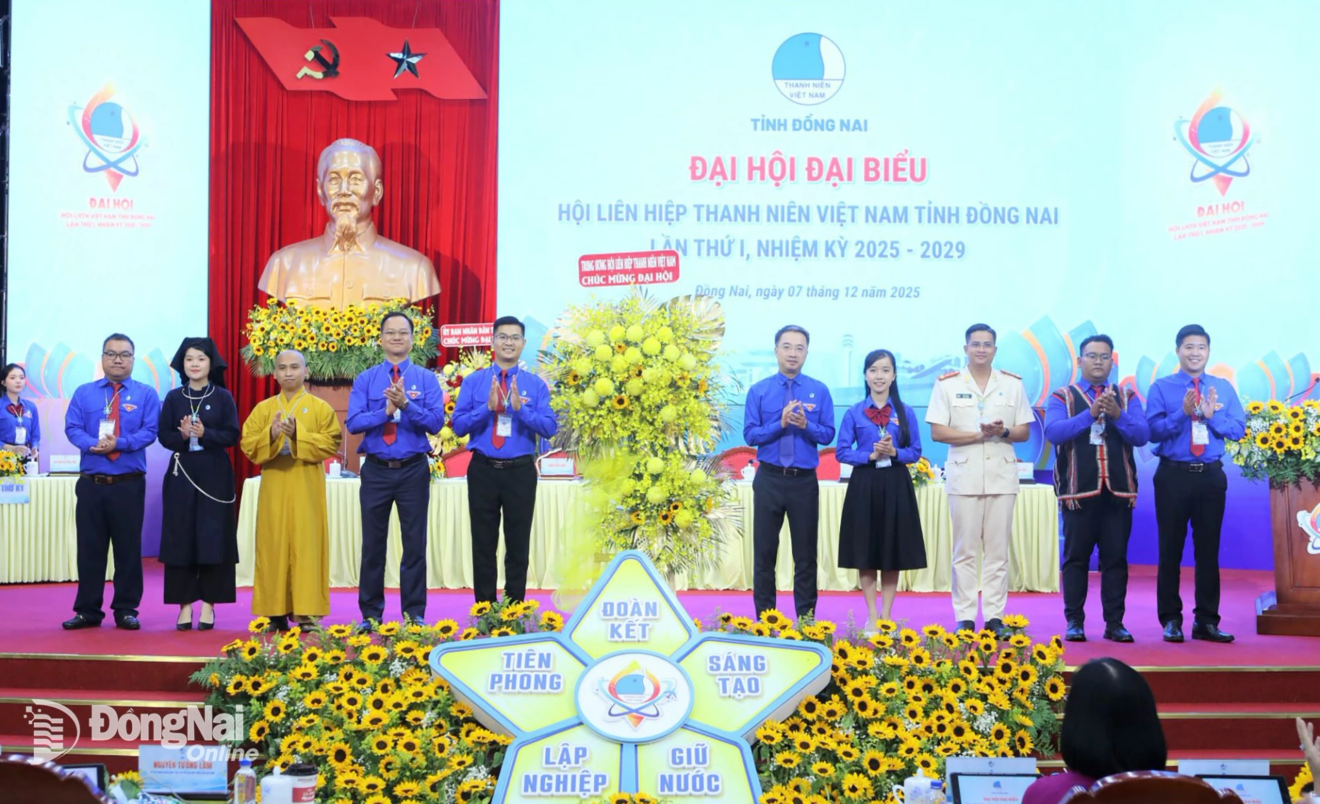 Đồng chí Nguyễn Tường Lâm, Bí thư Ban Chấp hành Trung ương Đoàn, Chủ tịch Hội Liên hiệp thanh niên Việt Nam tặng hoa chúc mừng đại hội. Ảnh: Huy Anh