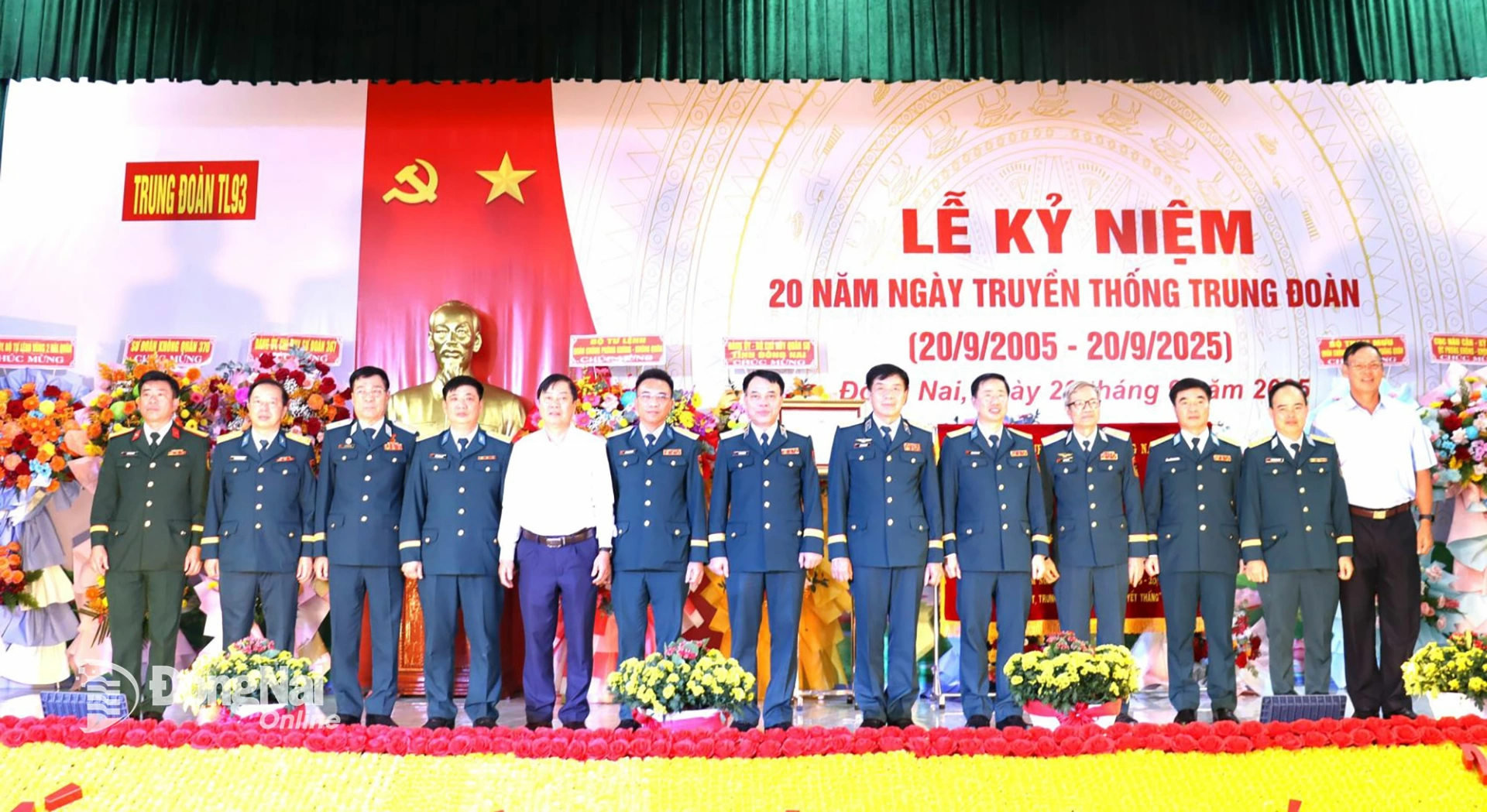 Thủ trưởng Quân chủng Phòng không không quân, Sư đoàn 367, Bộ Chỉ huy Quân sự tỉnh Đồng Nai và lãnh đạo trung đoàn chụp hình tại buổi lễ. Ảnh: Nguyệt Hà