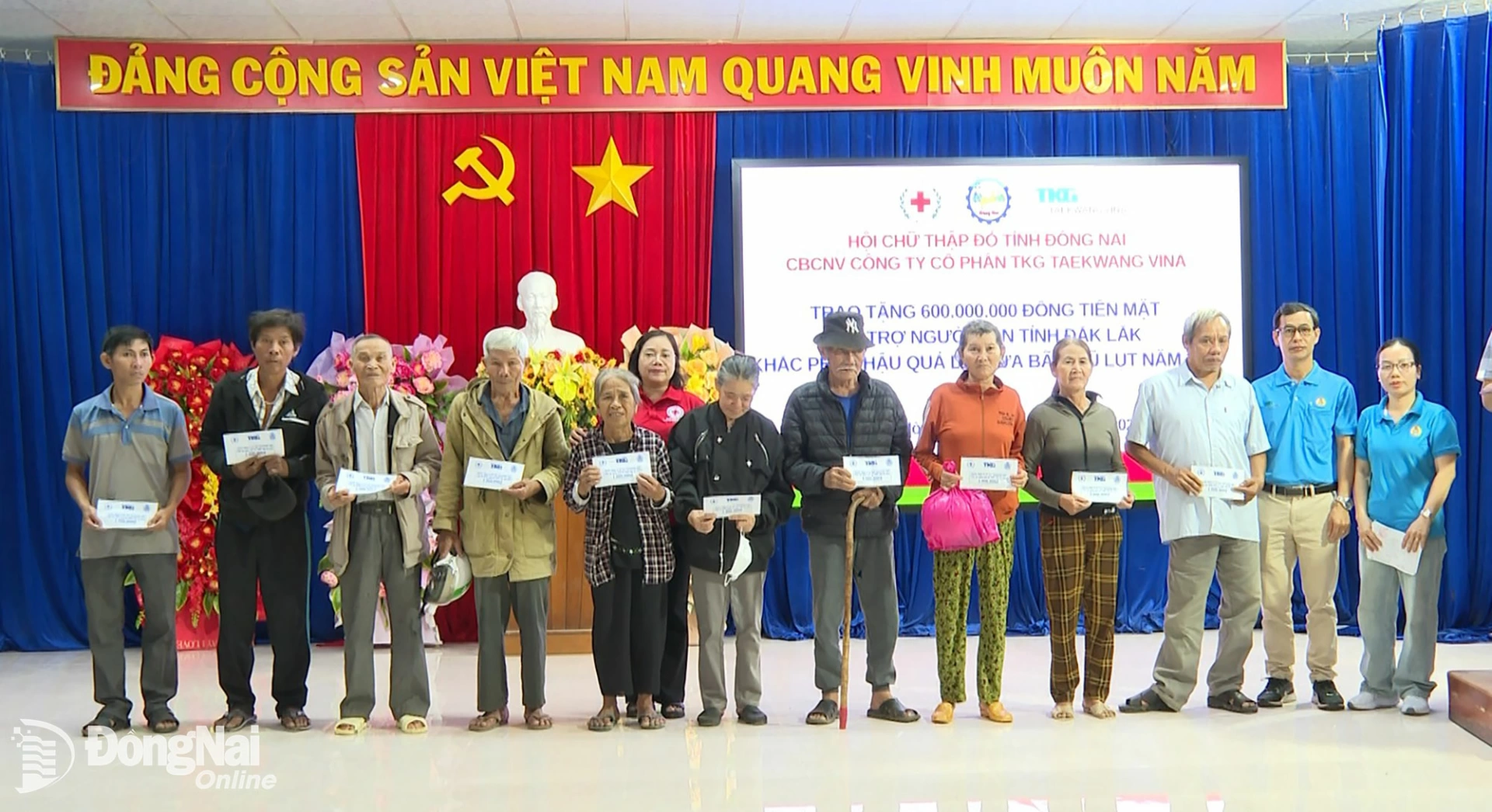 Đoàn công tác trao quà cho người dân xã Phú Hòa, tỉnh Đắk Lắk. Ảnh: Văn Đoàn