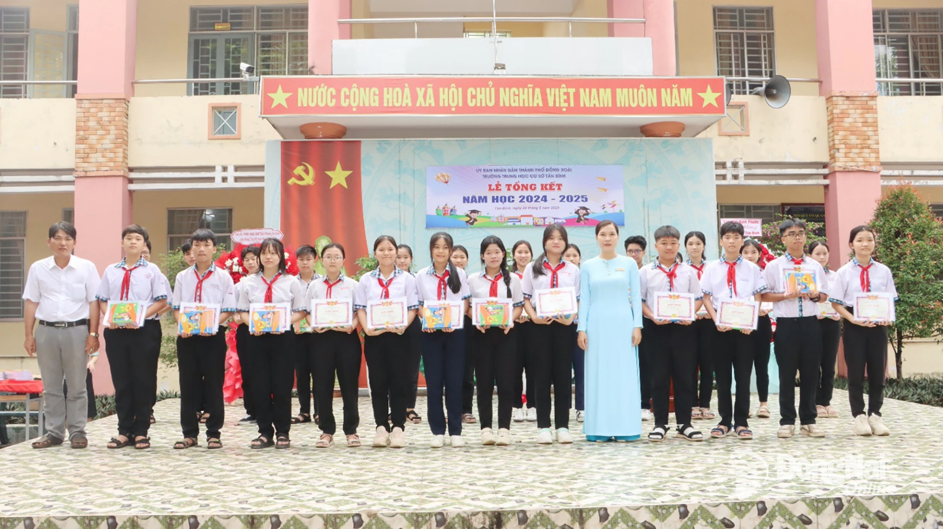 Trường THCS Tân Bình (phường Bình Phước, tỉnh Đồng Nai) khen thưởng học sinh tại Lễ tổng kết năm học 2024-2025. Ảnh: Vũ Thuyên