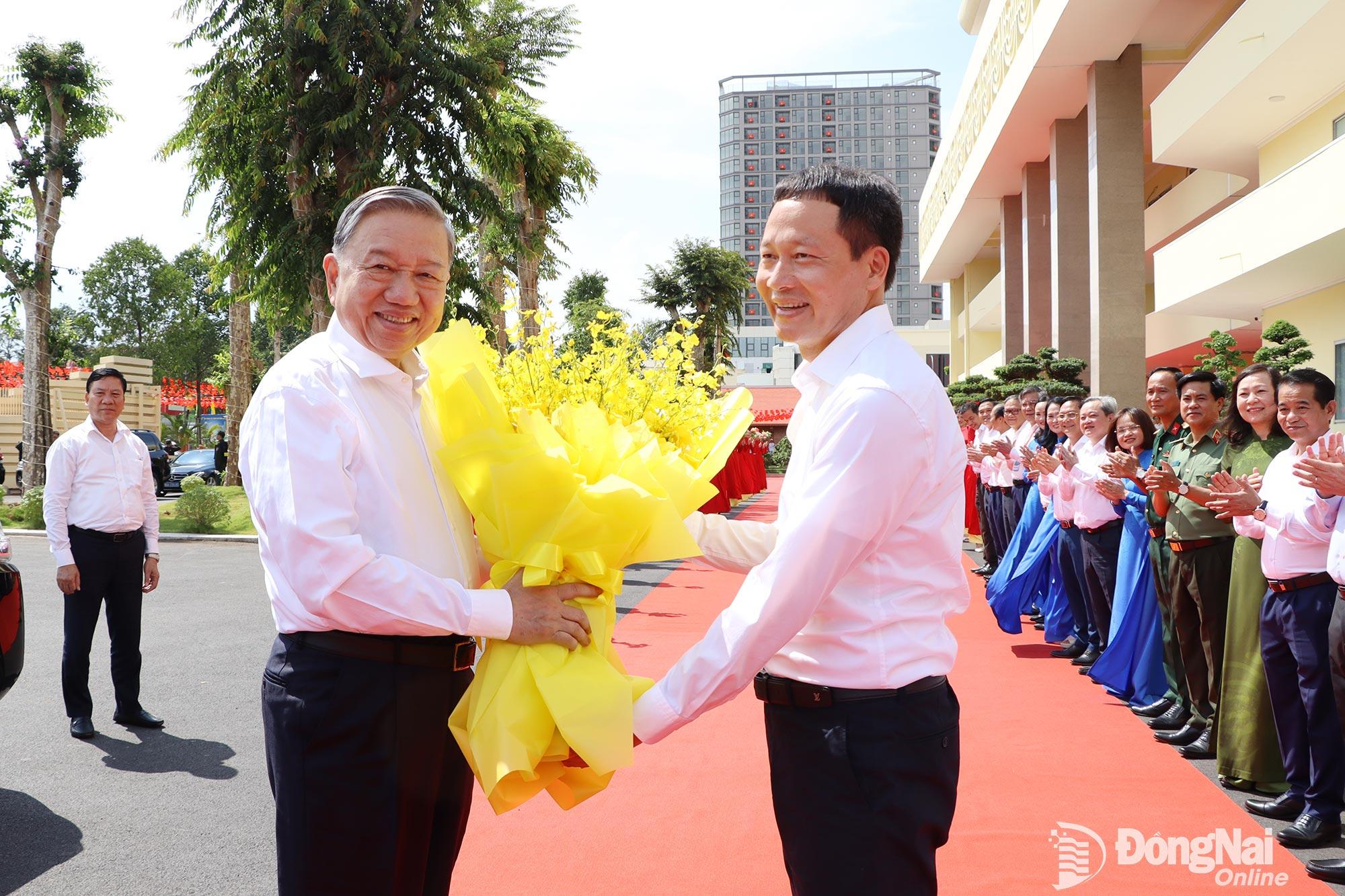 Đồng chí Vũ Hồng Văn, Ủy viên Trung ương Đảng, Bí thư Thành ủy, Trưởng đoàn Đại biểu Quốc hội thành phố Đồng Nai tặng hoa chào mừng đồng chí Tổng Bí thư, Chủ tịch nước Tô Lâm đến thăm, làm việc với Ban Thường vụ Thành ủy Đồng Nai. Ảnh: Công Nghĩa