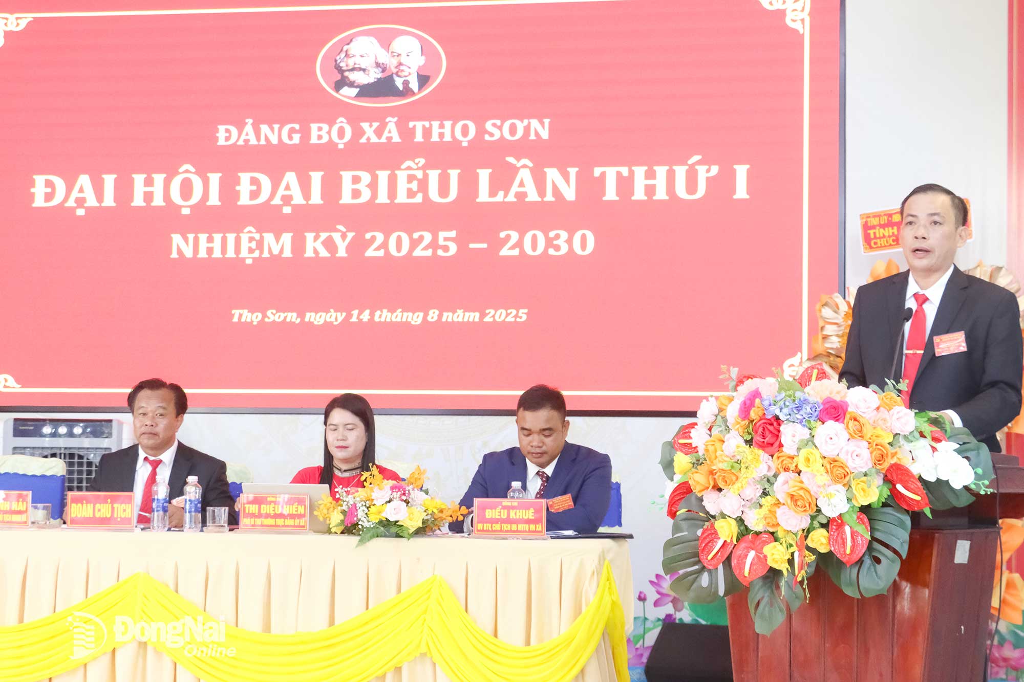 Phó Bí thư Đảng ủy, Chủ tịch UBND xã Thọ Sơn Trần Văn Phương thông qua dự thảo Báo cáo kiểm điểm Ban Chấp hành Đảng bộ xã. Ảnh: Như Nam