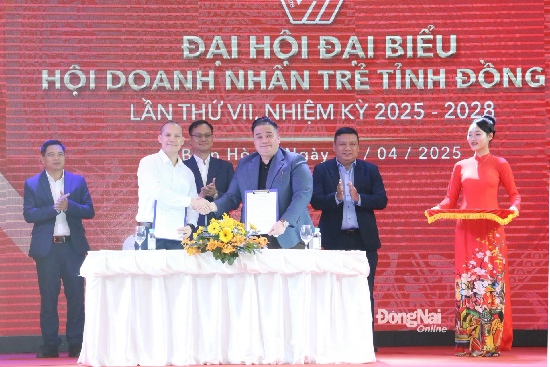 Ký kết hợp tác tăng cường hỗ trợ pháp lý giữa Đoàn Luật sư Đồng Nai và Hội Doanh nhân trẻ Đồng Nai. Ảnh: Văn Gia