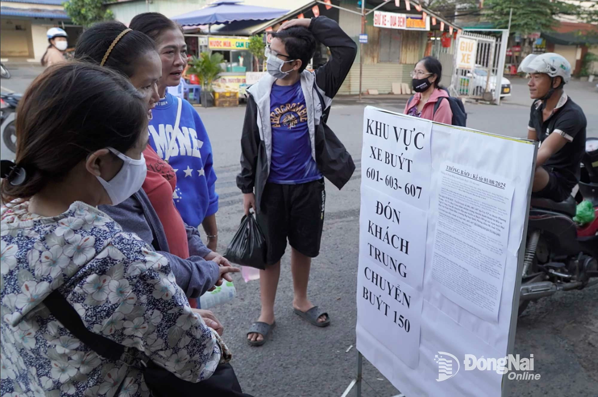 Nhiều người đến Bến xe Ngã tư Vũng Tàu mới biết thông tin về tuyến xe buýt 150 đã cắt bỏ lộ trình và không đón, trả khách tại đây. Ảnh: An Nhơn