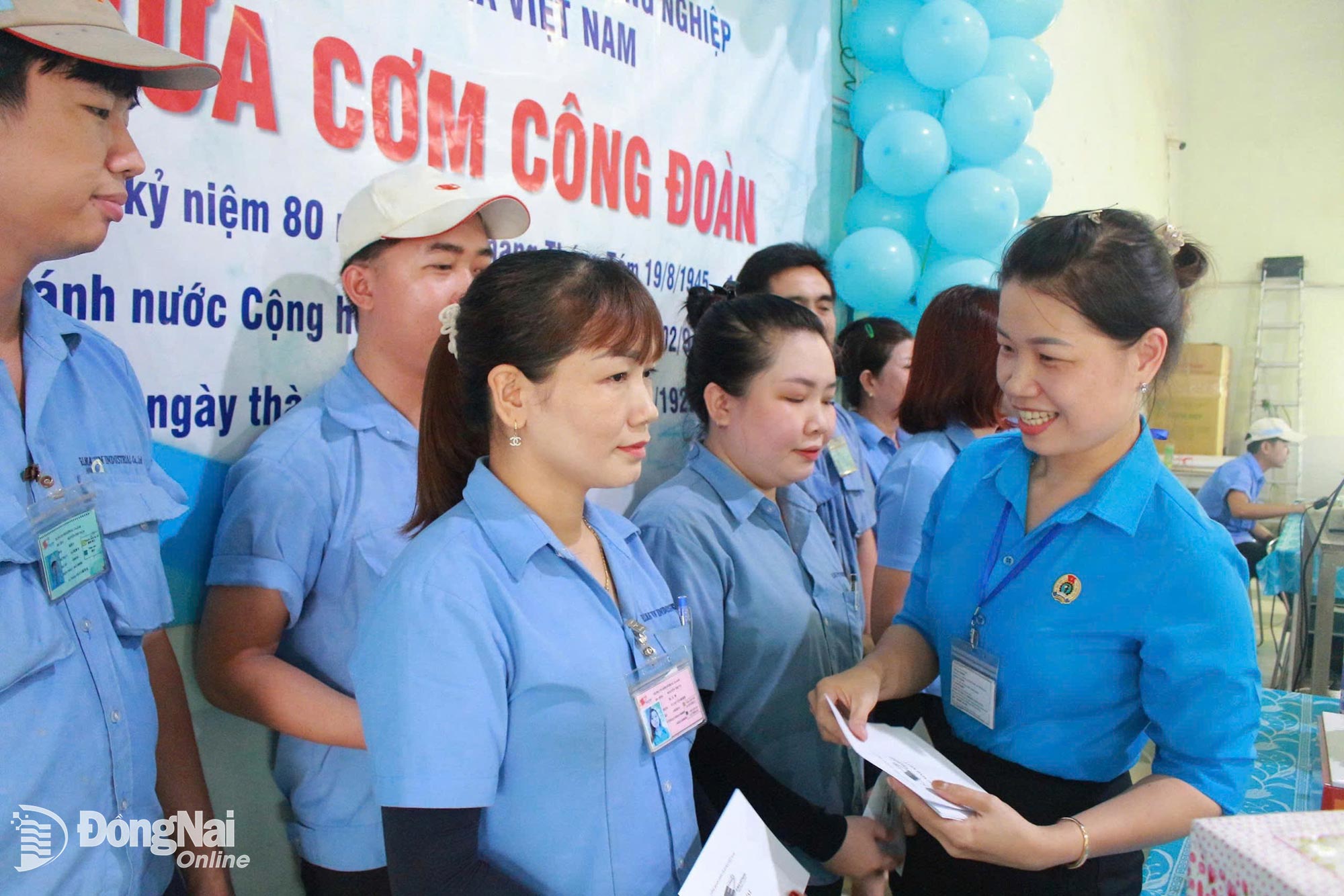 Chủ tịch Công đoàn cơ sở Công ty TNHH Công nghiệp Elma (Việt Nam) Võ Thị Xuân Hằng trao thưởng đoàn viên xuất sắc. Ảnh: N.Hòa