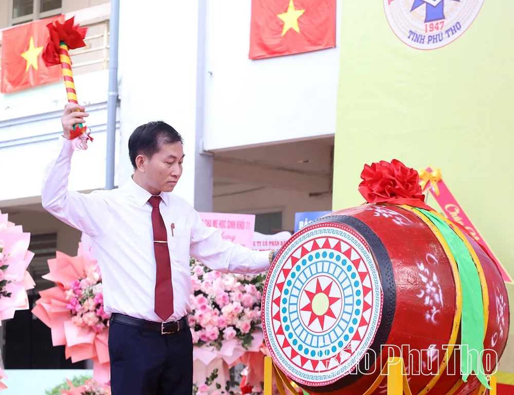Chủ tịch UBND tỉnh Trần Duy Đông dự khai giảng năm học mới tại Trường THPT Chuyên Hoàng Văn Thụ