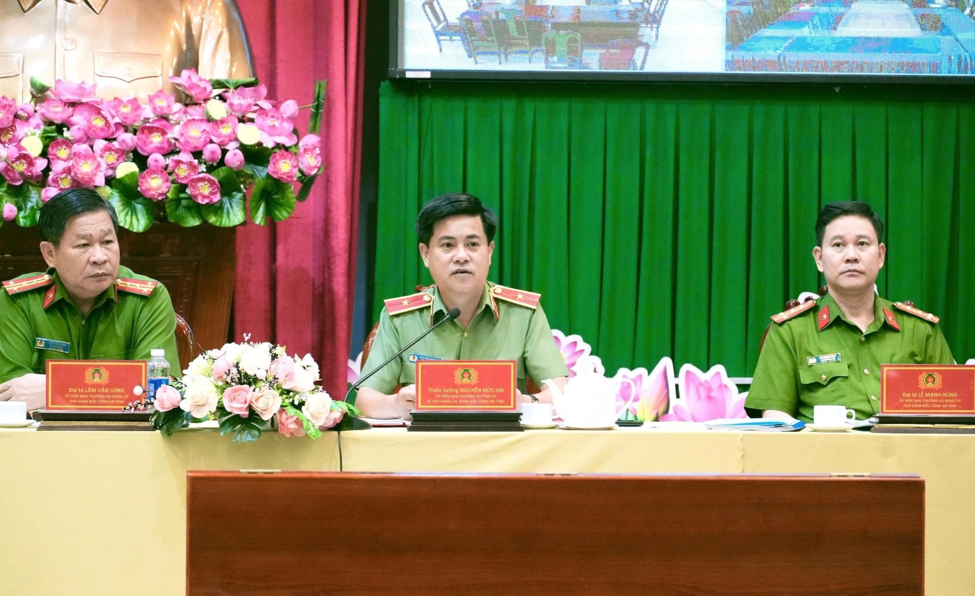 Thiếu tướng Nguyễn Đức Hải, Ủy viên ban Thường vụ Tỉnh ủy, Bí thư Đảng ủy, Giám đốc Công an tỉnh cùng các đồng chí trong Ban Giám đốc chủ trì Hội nghị. Ảnh: CAT