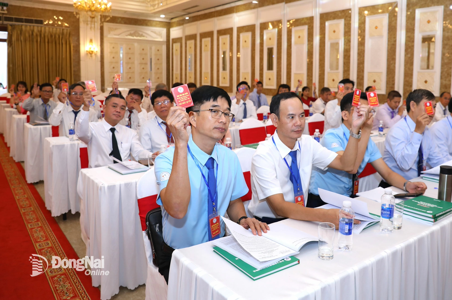 Các đại biểu biểu quyết thông qua bầu Đoàn Chủ tịch, Đoàn Thư ký, Ban Thẩm tra tư cách đại biểu, thông qua chương trình, nội quy, quy chế đại hội. Ảnh: Huy Anh