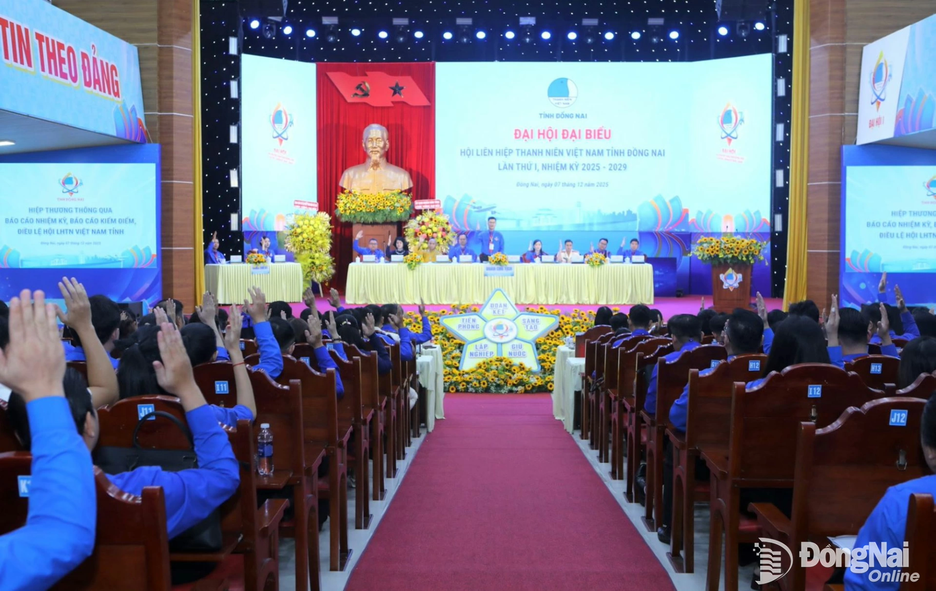 Các đại biểu hiệp thương thông qua dự thảo nghị quyết đại hội. Ảnh: Huy Anh