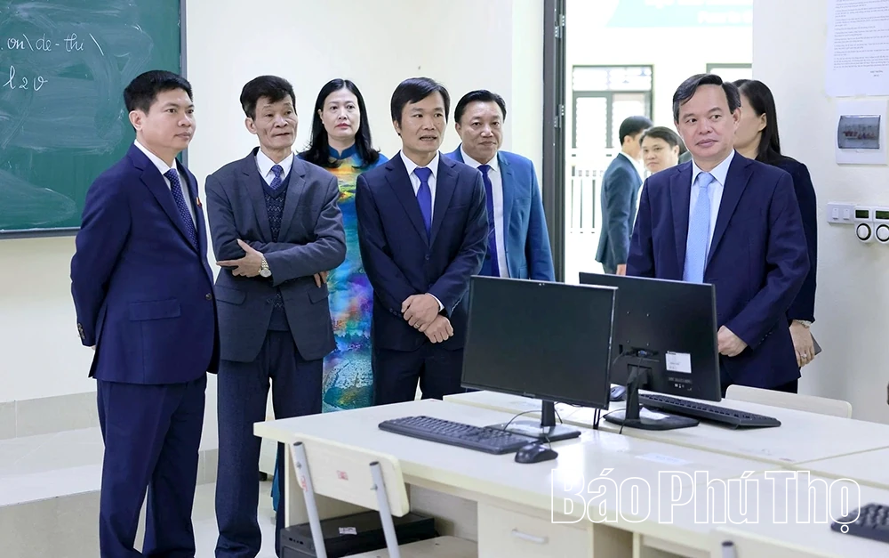 Bí thư Tỉnh ủy Trương Quốc Huy thăm, động viên, chúc mừng ngành Giáo dục và Đào tạo