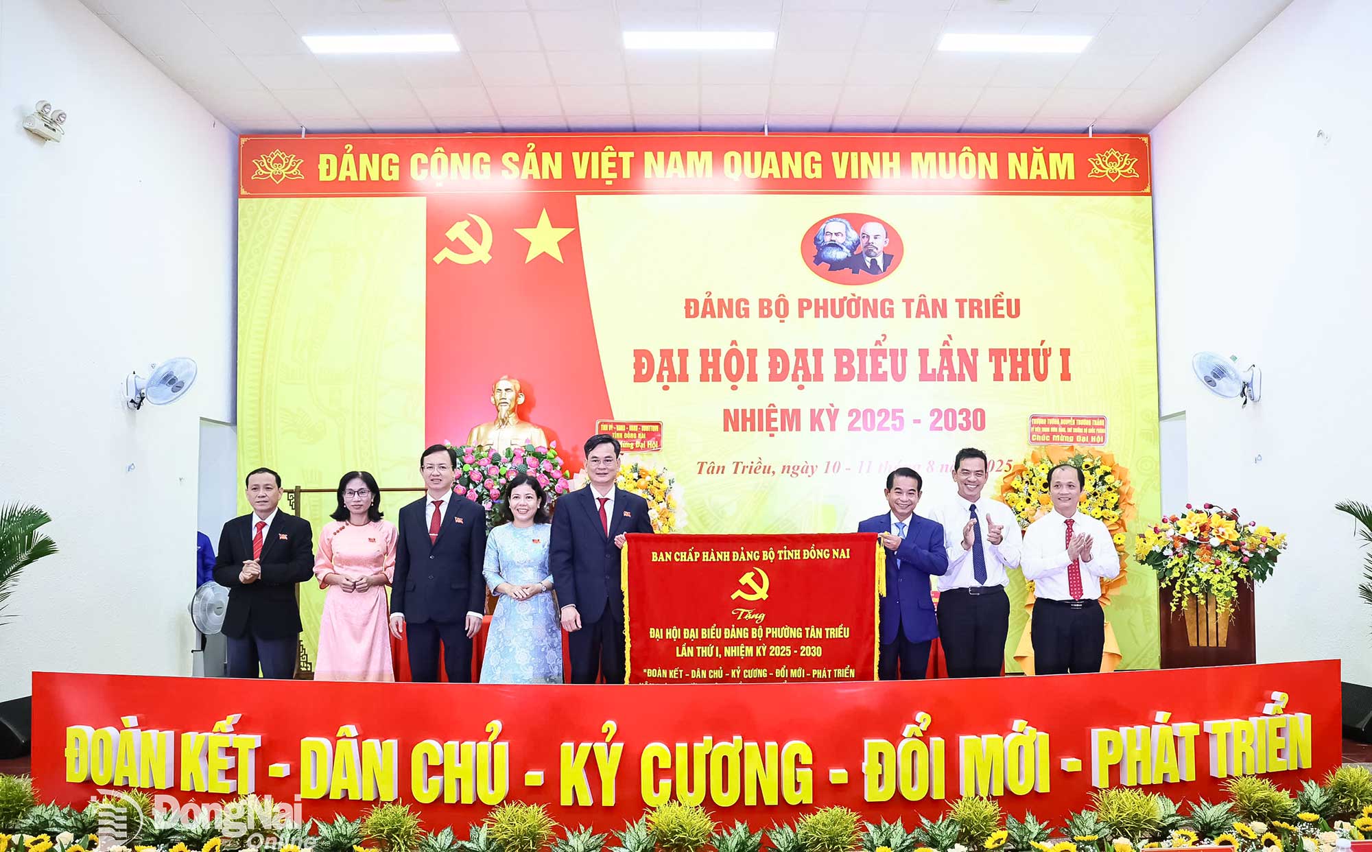 Đồng chí Thái Bảo, Phó Bí thư Tỉnh ủy, Trưởng ban Tổ chức Tỉnh ủy, Bí thư Đảng ủy các cơ quan Đảng tỉnh Đồng Nai trao bức trướng của Ban Chấp hành Đảng bộ tỉnh tặng đại hội. Ảnh: Công Nghĩa