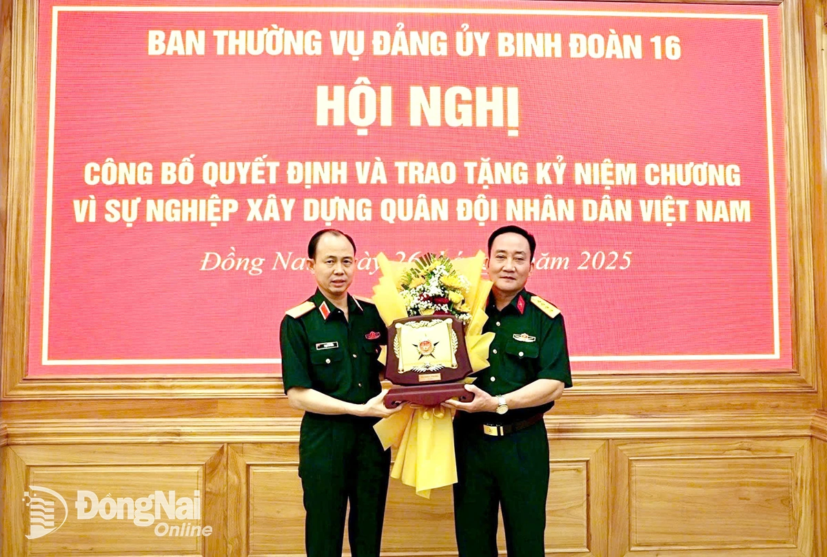 Thiếu tướng Phạm Bá Hiền, Tư lệnh Binh đoàn 16 trao tặng Kỷ niệm chương “Vì sự nghiệp xây dựng Quân đội nhân dân Việt Nam” cho Đại tá Lê Quang Sáu, nguyên Phó Tư lệnh Binh đoàn 16. Ảnh: Anh Đức