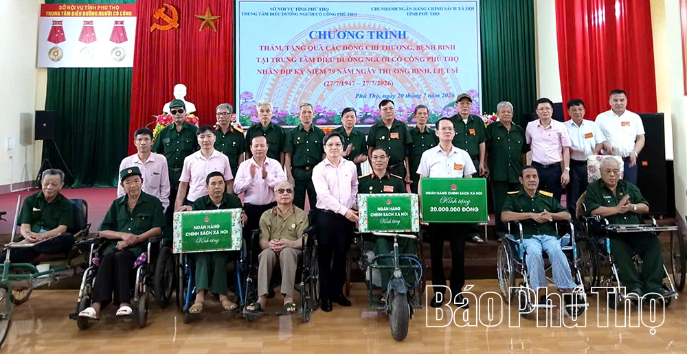 Tặng quà các thương, bệnh binh tại Trung tâm Điều dưỡng người có công Phú Thọ