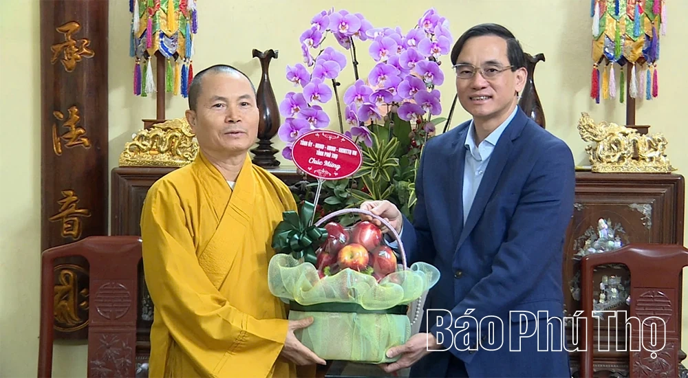 Thăm, tặng qu&agrave; c&aacute;c trụ tr&igrave;, tăng ni, phật tử nh&acirc;n dịp Tết Nguy&ecirc;n đ&aacute;n