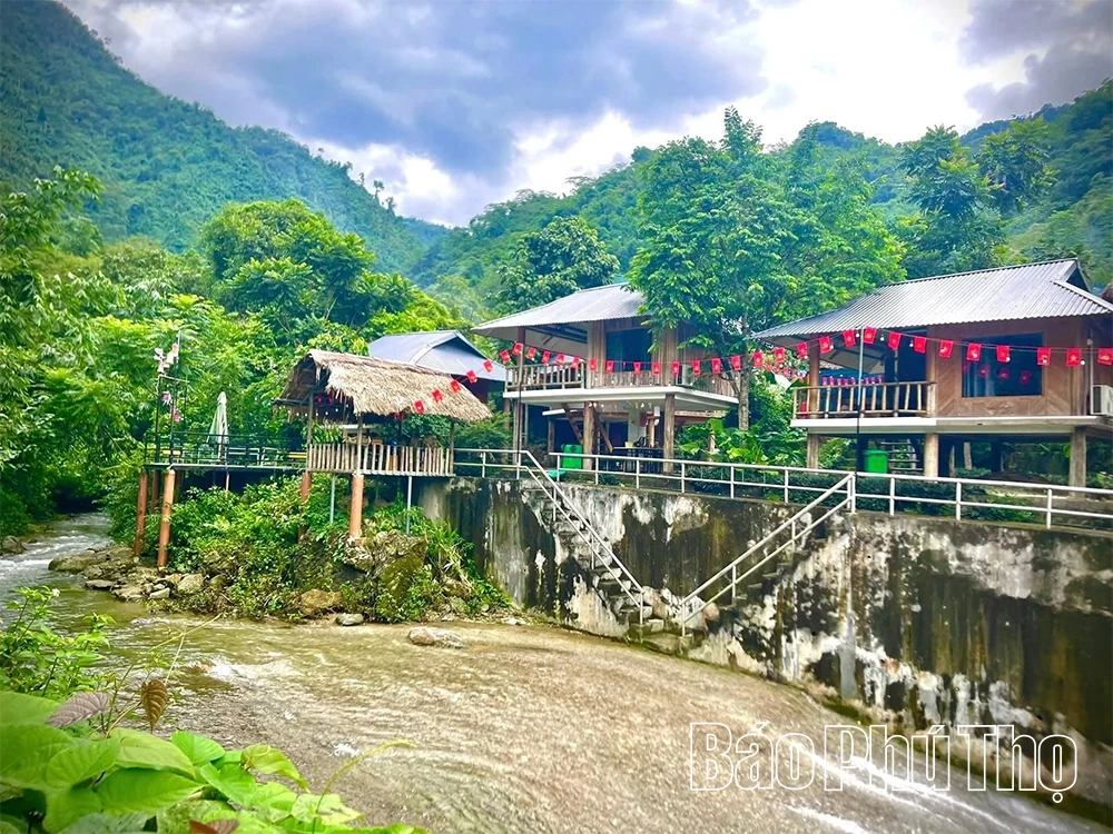 Chàng trai Mường và khát vọng giữ hồn bản bên Vịnh Hiền Lương