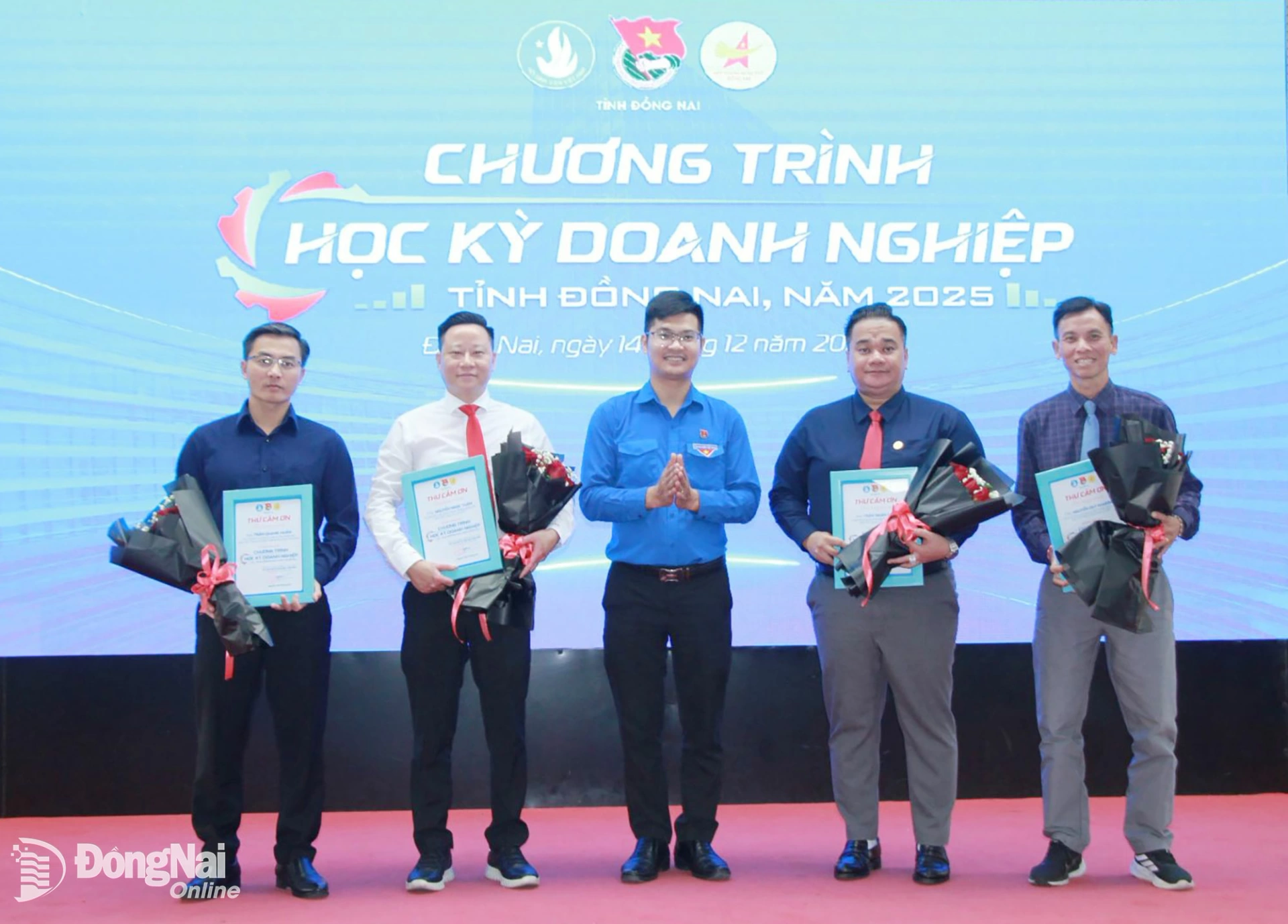 Phó Bí thư Tỉnh đoàn Đồng Nai Phan Thế Công tặng hoa và thư cảm ơn báo cáo viên tham gia chia sẻ tại chương trình Học kỳ doanh nghiệp năm 2025. Ảnh: Nga Sơn