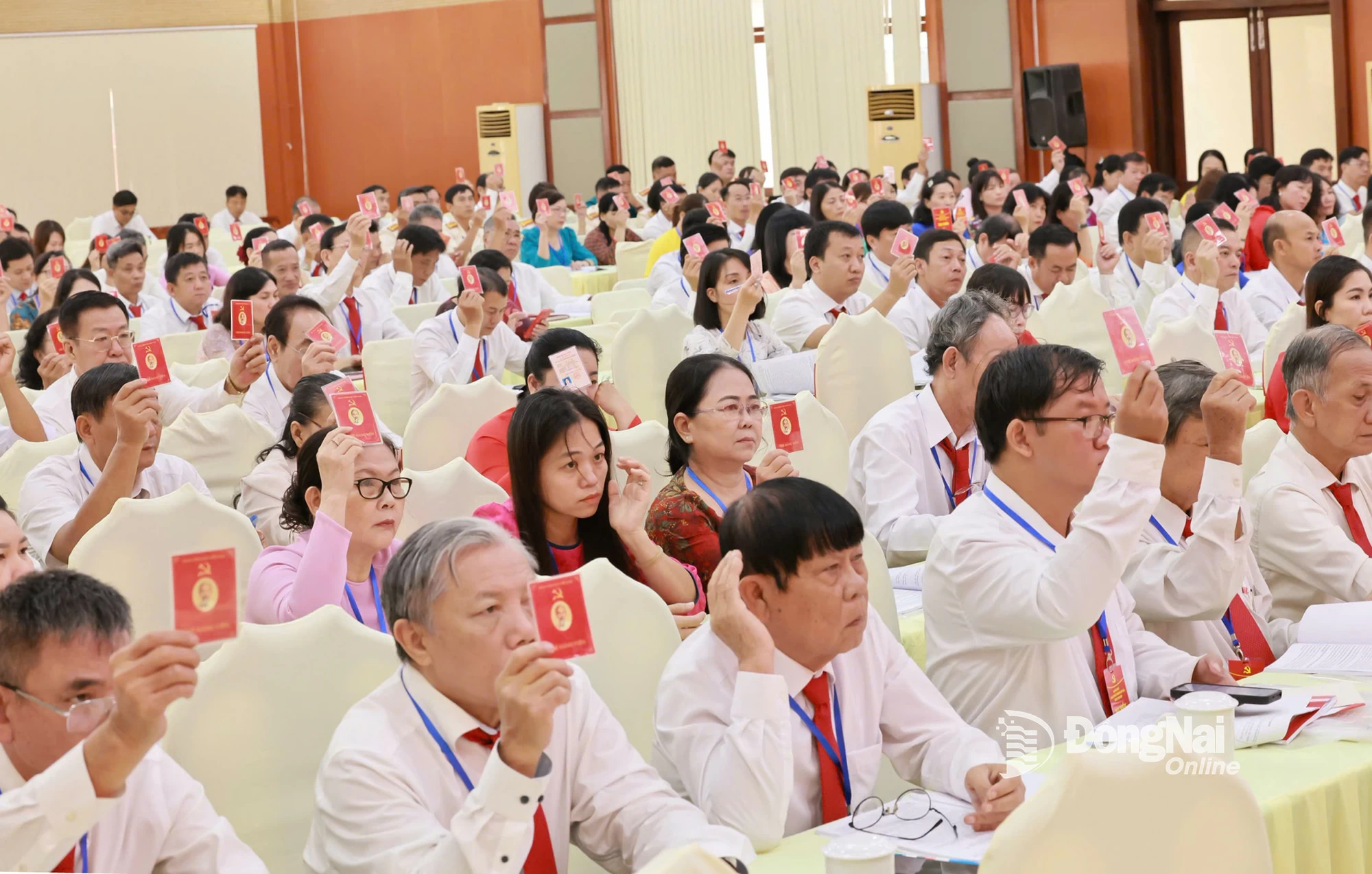 Các đại biểu biểu quyết thông qua chương trình đại hội. Ảnh: Công Nghĩa