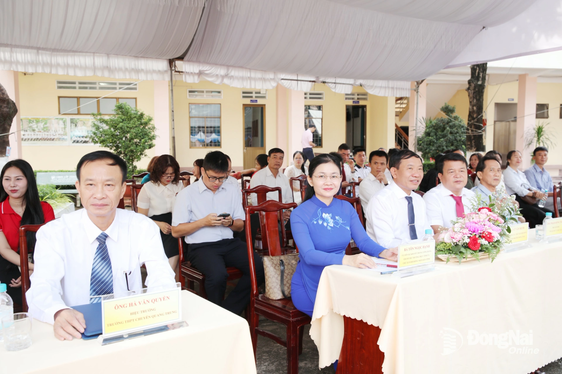 Ủy viên dự khuyết Trung ương Đảng, Phó Bí thư Thường trực Tỉnh ủy, Chủ tịch HĐND tỉnh Đồng Nai Tôn Ngọc Hạnh; lãnh đạo các sở, ngành, địa phương, Ban Giám hiệu cùng tập thể sư phạm Trường THPT chuyên Quang Trung dự lễ. Ảnh: Trương Hiện