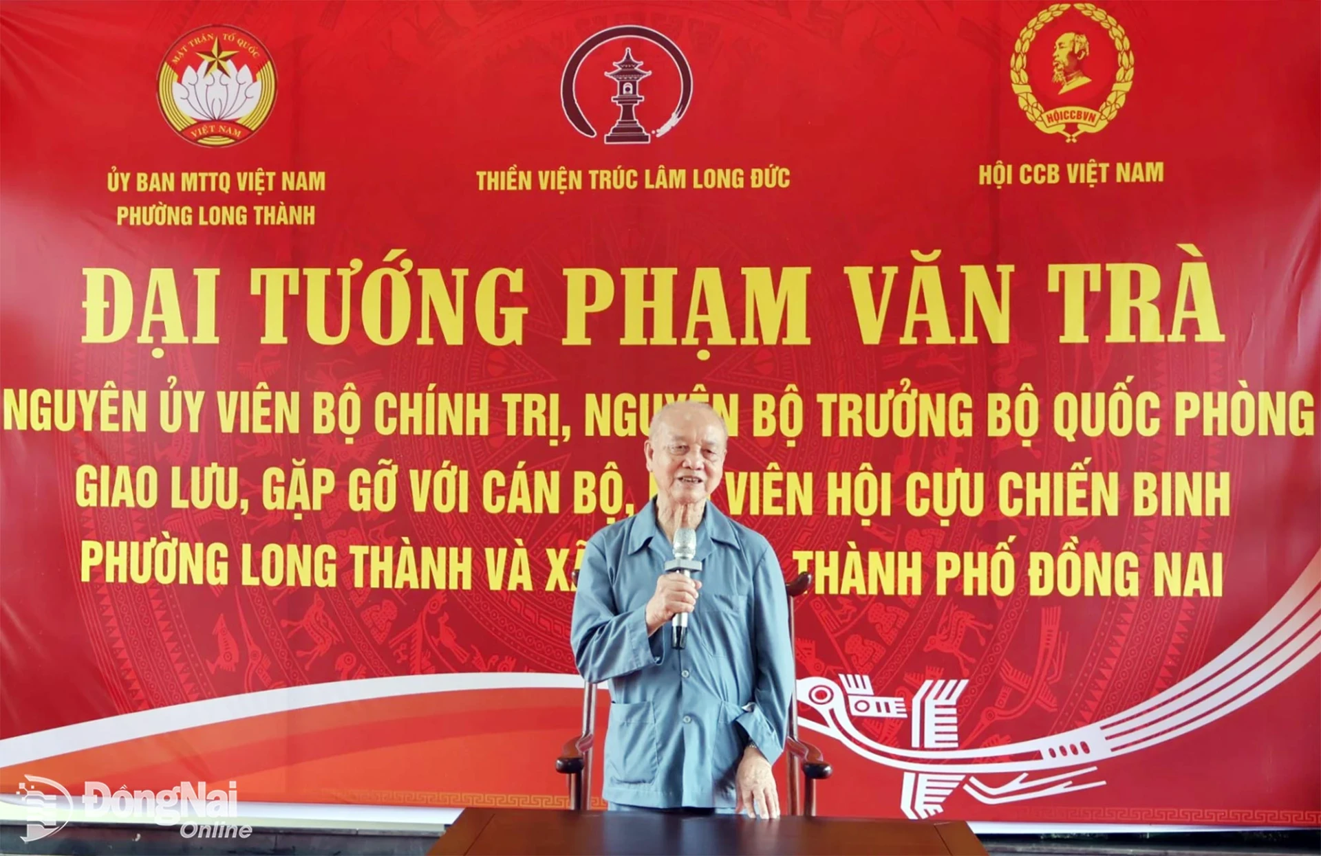 Đại tướng, Anh hùng lực lượng vũ trang nhân dân Phạm Văn Trà giao lưu, nói chuyện với các cựu chiến binh và đại biểu. Ảnh: Nguyệt Hà