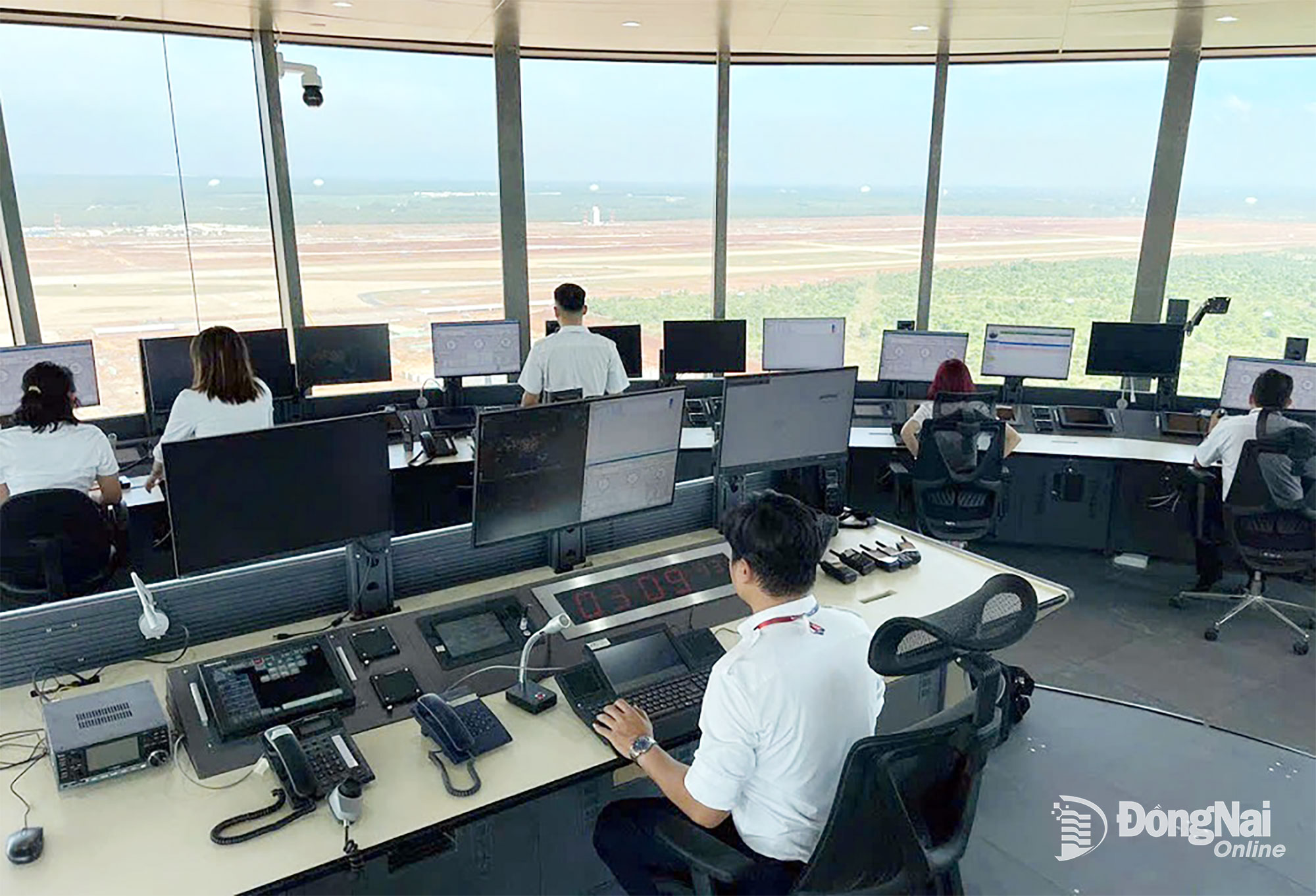 Các kiểm soát viên không lưu làm việc tại tháp không lưu Sân bay Long Thành. Ảnh: CTV