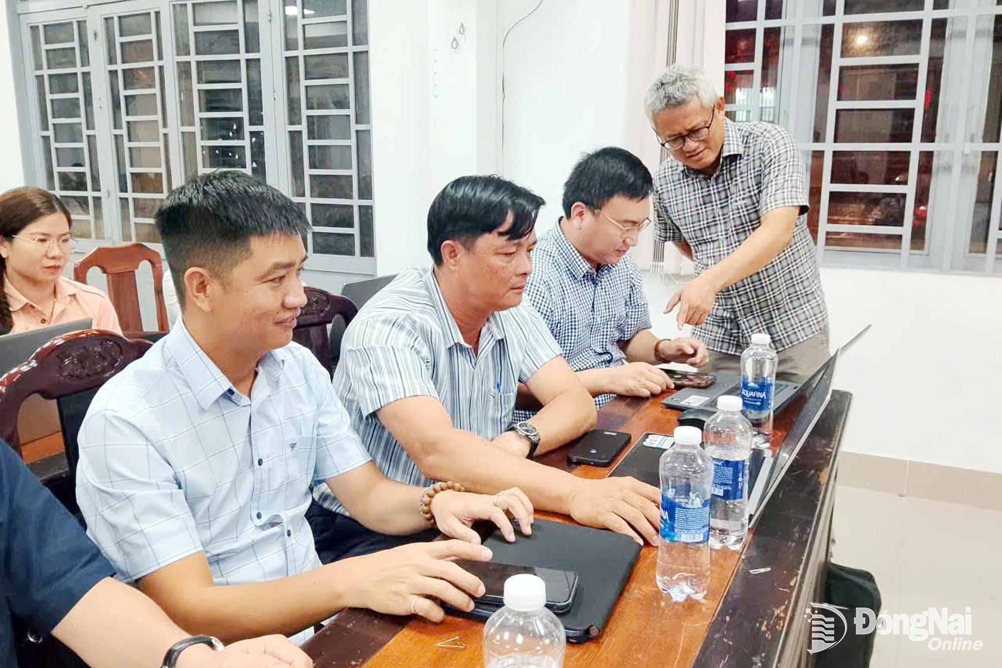Bí thư Đảng ủy, Chủ tịch HĐND xã Xuân Hòa Tạ Quang Trường trực tiếp chia sẻ kinh nghiệm ứng dụng AI vào thực tiễn công tác với cán bộ, công chức địa phương. Ảnh: CTV