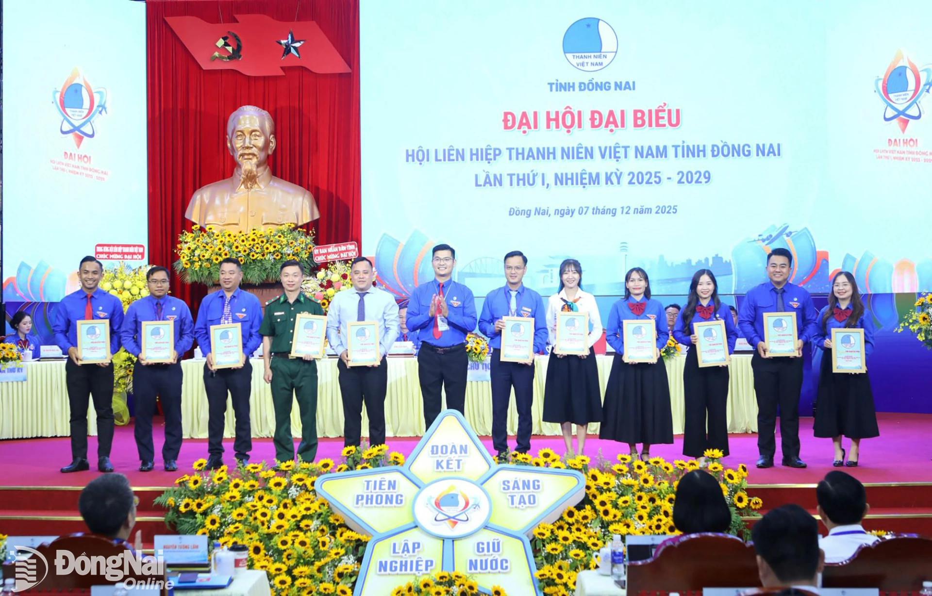 Đại hội tri ân các ủy viên không tiếp tục tham gia Ủy ban Hội Liên hiệp thanh niên tỉnh Đồng Nai. Ảnh: Huy Anh