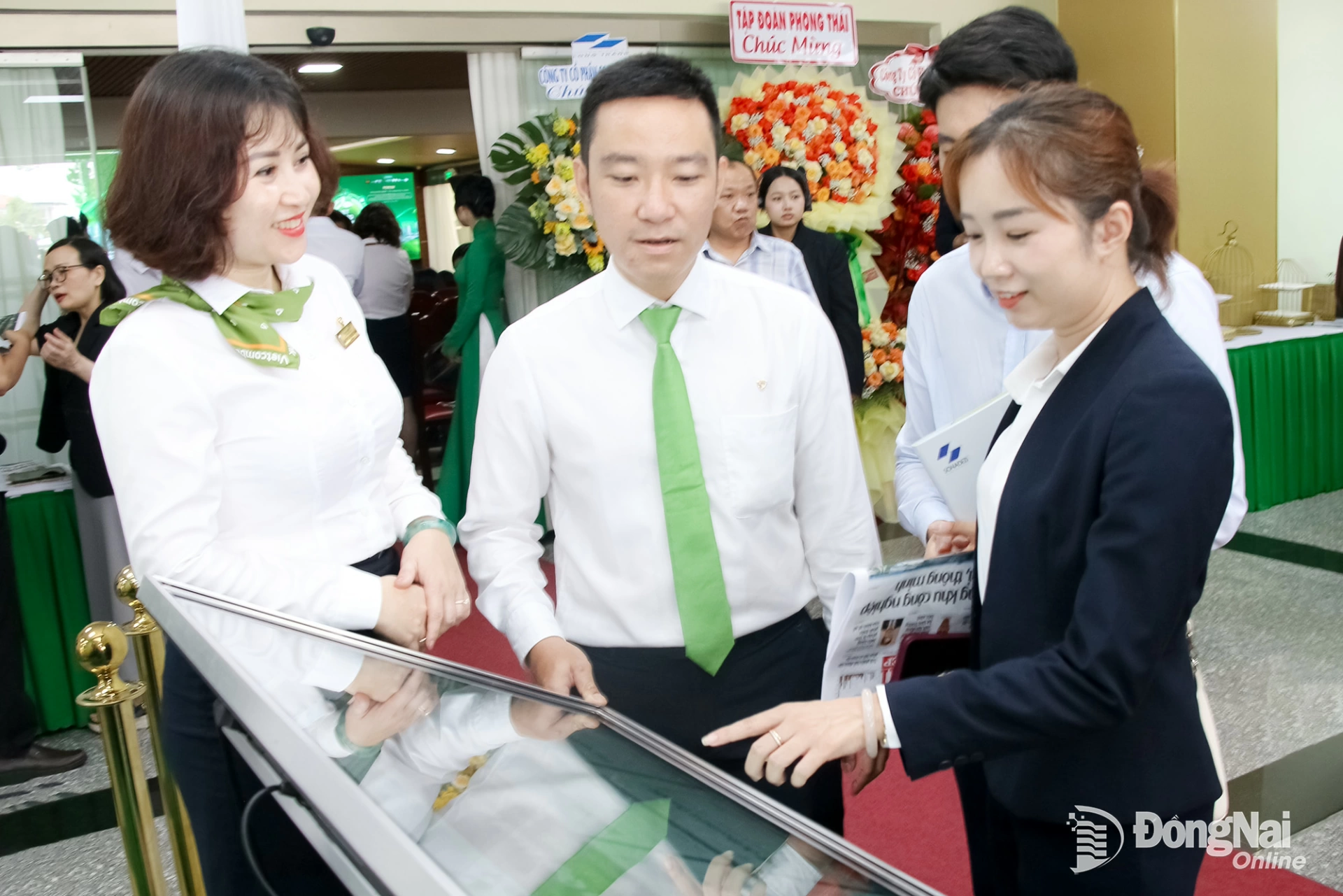 Doanh nghiệp trải nghiệm tại khu vực trưng bày sản phẩm tài chính số tại Diễn đàn Xây dựng khu công nghiệp sinh thái, thông minh - Động lực thu hút đầu tư và phát triển kinh tế xanh vùng Đông Nam Bộ vào cuối tháng 7-2026.