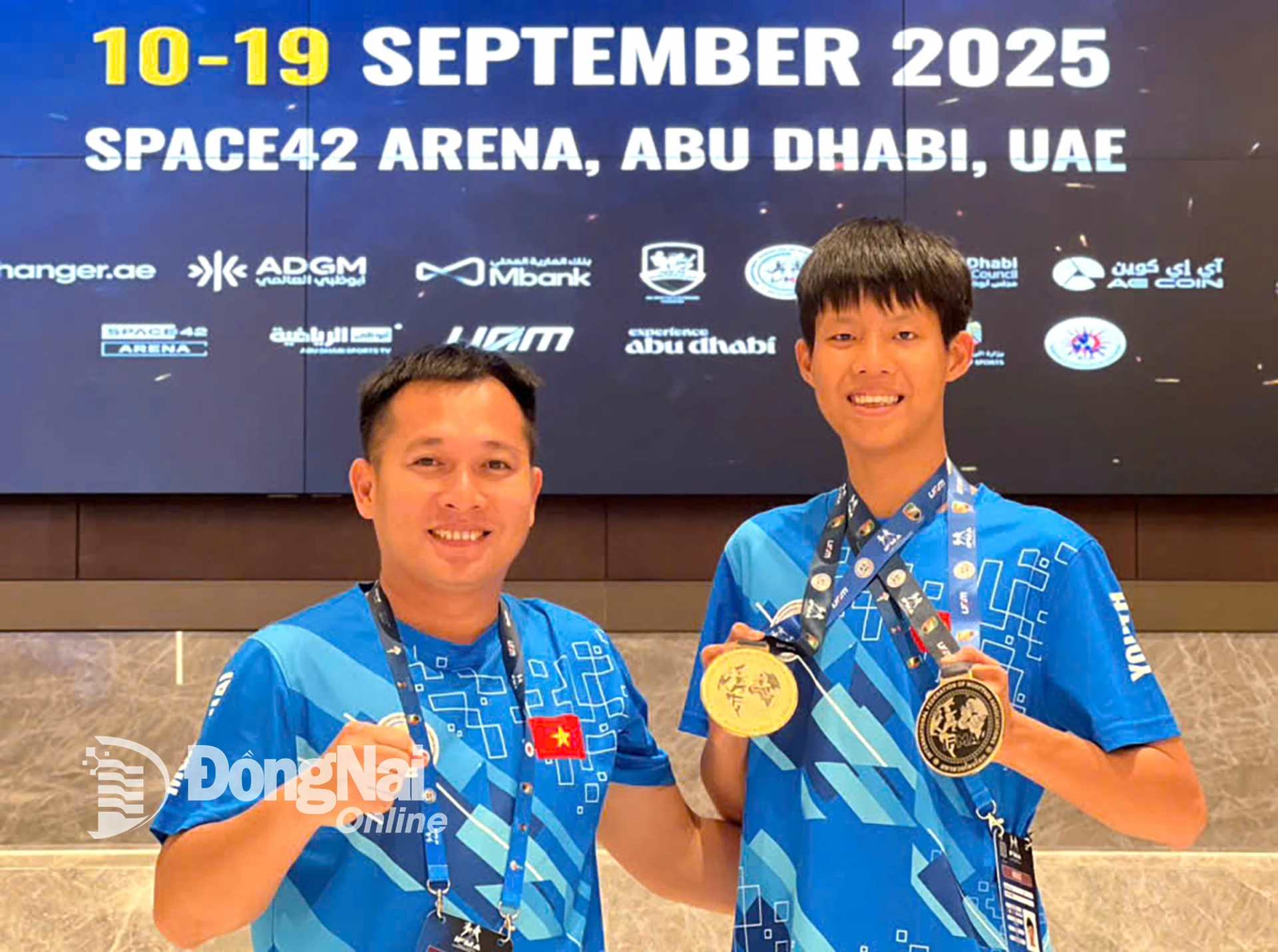 Vận động viên trẻ Mai Tuấn Huy chia vui cùng với huấn luyện viên của mình. Ảnh: ĐVCC