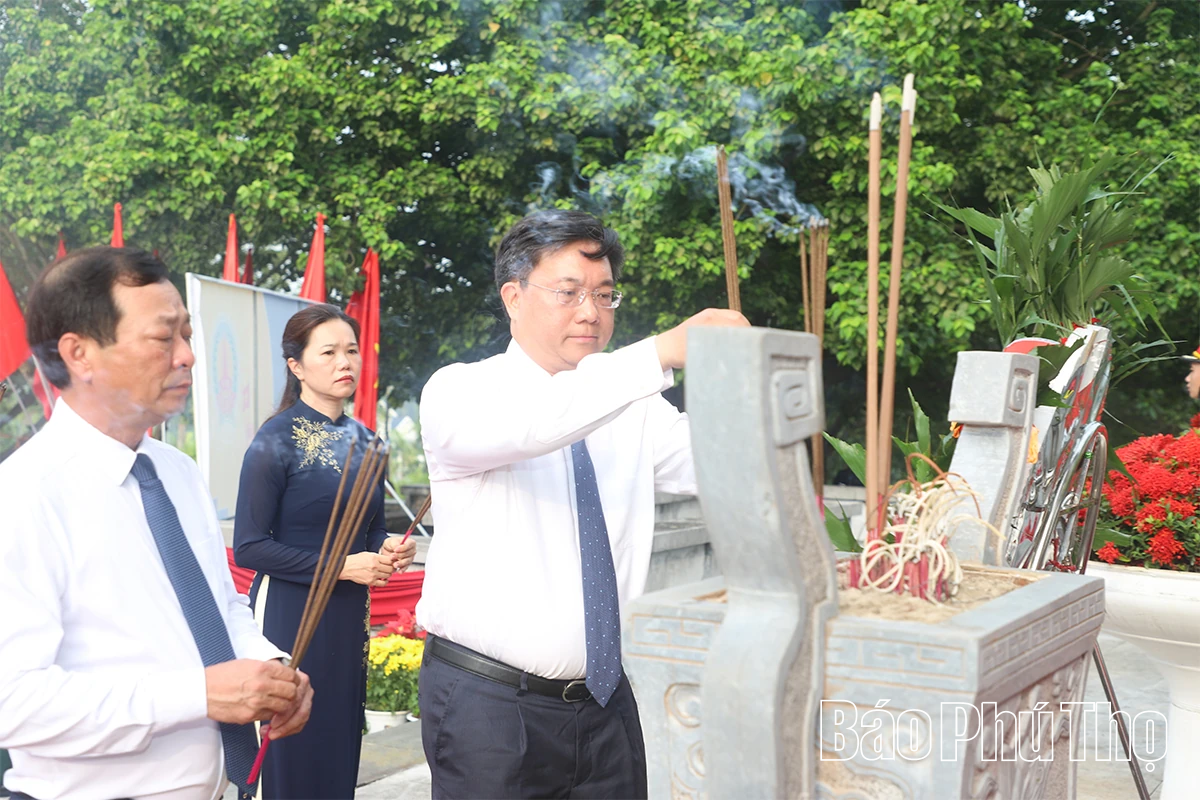 Lãnh đạo Tỉnh ủy, HĐND, UBND, Ủy ban MTTQ tỉnh dâng hương tưởng niệm các Anh hùng liệt sĩ