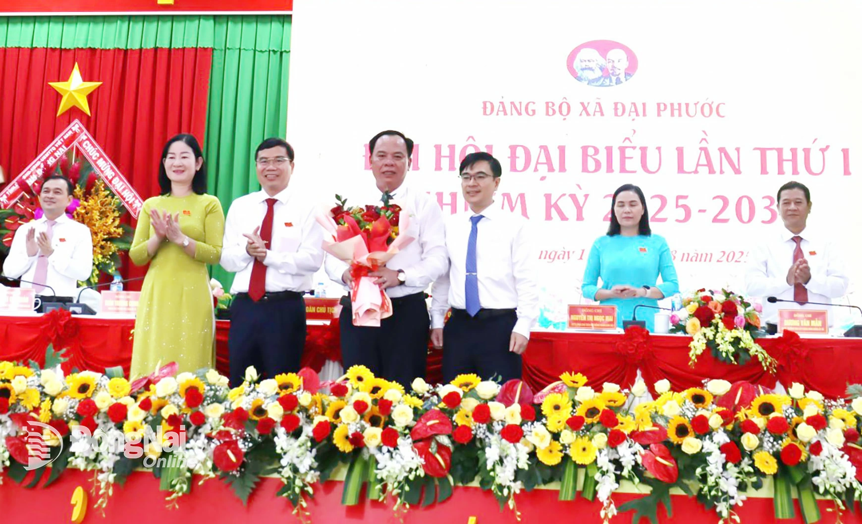 Thường trực Đảng ủy xã Đại Phước tặng hoa cảm ơn đồng chí Võ Tấn Đức, Phó Bí thư Tỉnh ủy, Chủ tịch UBND tỉnh Đồng Nai. Ảnh: Nguyệt Hà