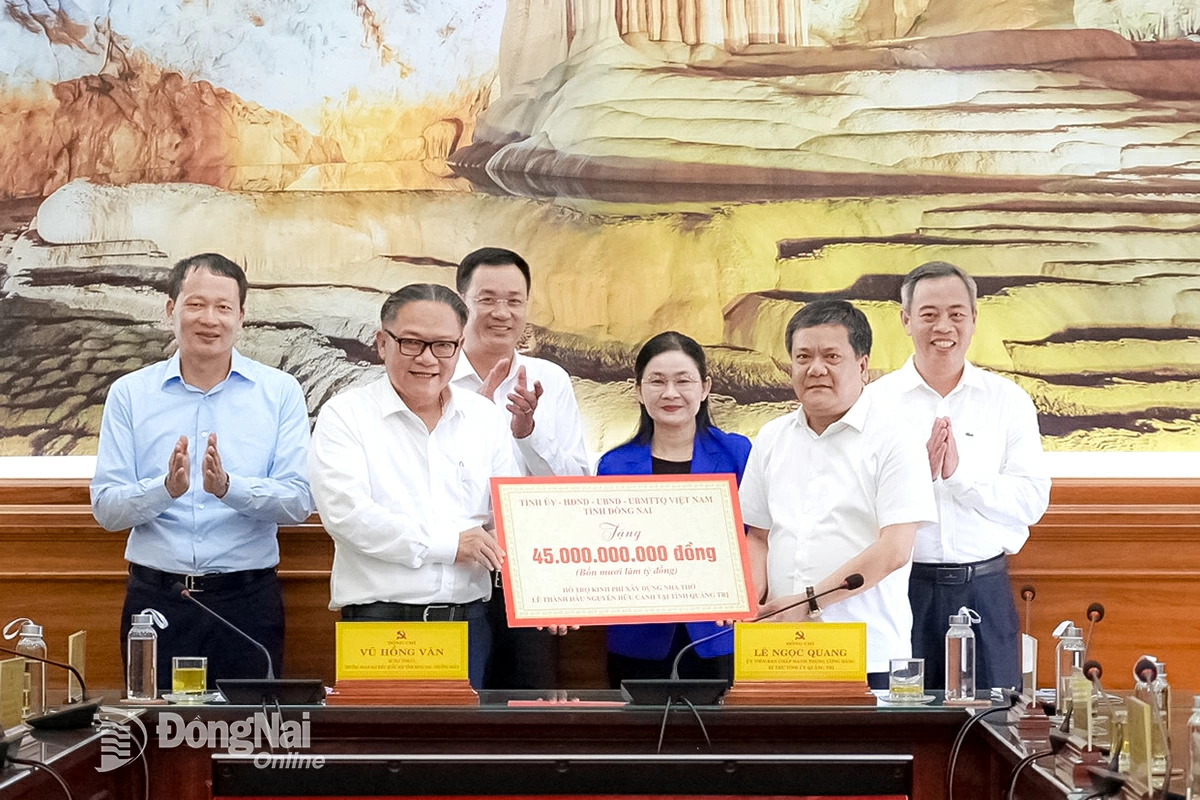 Tỉnh ủy viên, Phó Chủ tịch UBND tỉnh Đồng Nai Nguyễn Kim Long trao bảng tượng trưng 45 tỷ đồng hỗ trợ kinh phí để xây dựng Nhà thờ Lễ Thành hầu Nguyễn Hữu Cảnh. Ảnh: Hùng Cường