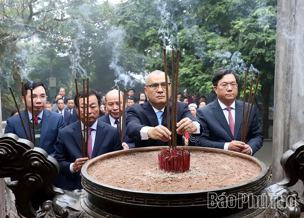 Đo&agrave;n đại biểu Đảng bộ tỉnh Ph&uacute; Thọ d&acirc;ng hương tưởng niệm c&aacute;c Vua H&ugrave;ng trước thềm Đại hội XIV của Đảng