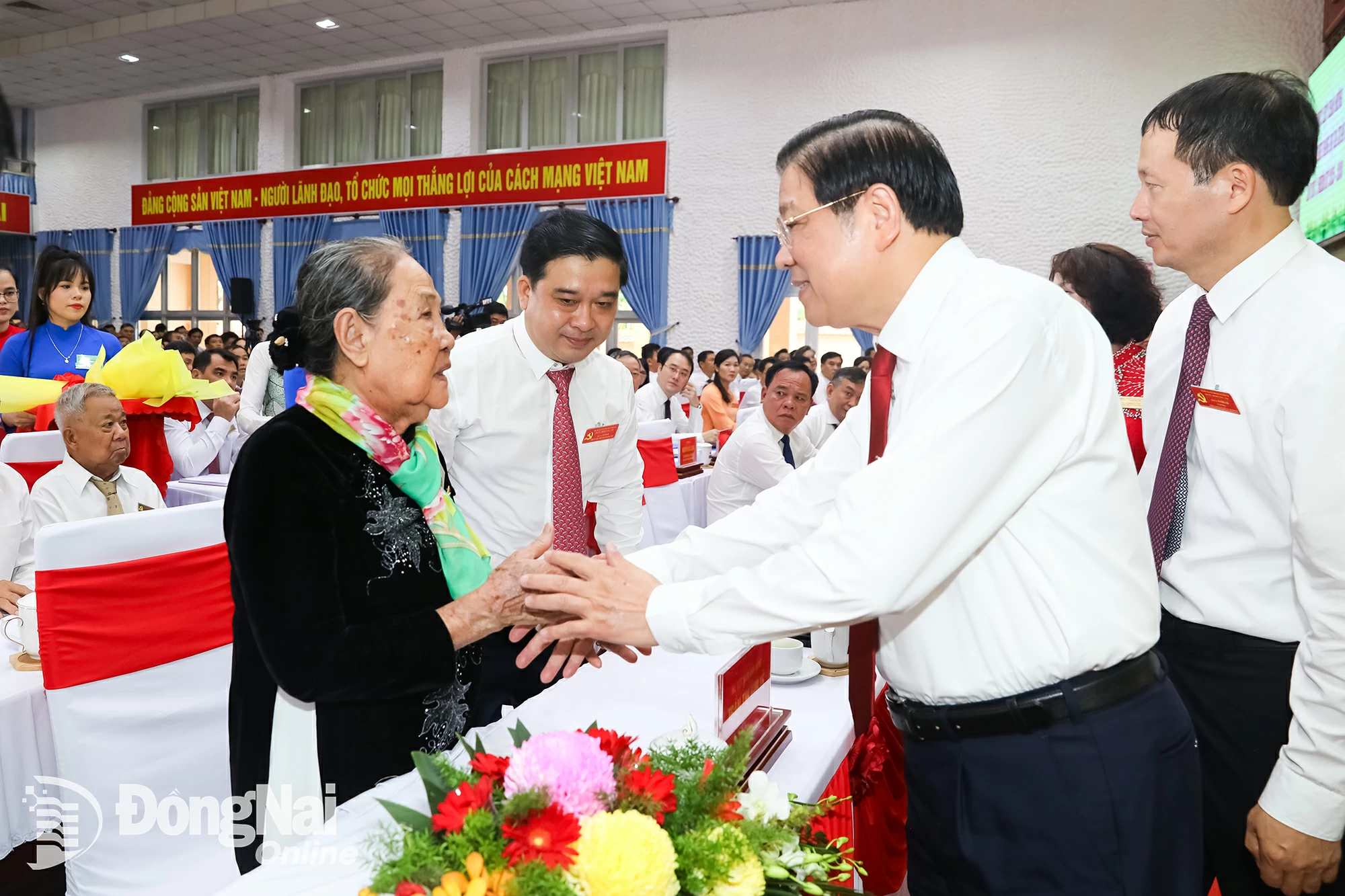 Đồng chí Phan Đình Trạc, Ủy viên Bộ Chính trị, Bí thư Trung ương Đảng, Trưởng Ban Nội chính Trung ương gặp mặt mẹ Việt Nam anh hùng. Ảnh Huy Anh