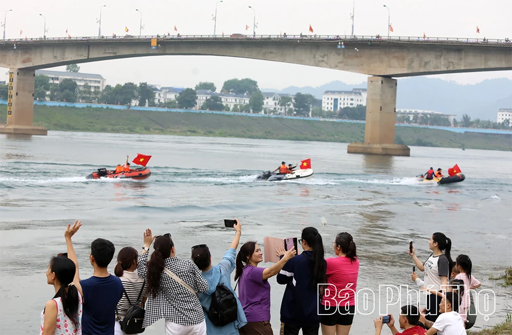 Mãn nhãn màn biểu diễn cano hơi nước tại Lễ cầu ngư