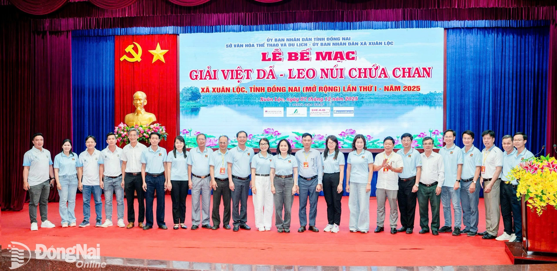 Các đại biểu chụp ảnh lưu niệm. Ảnh: Lê Tùng - Tuệ Lâm