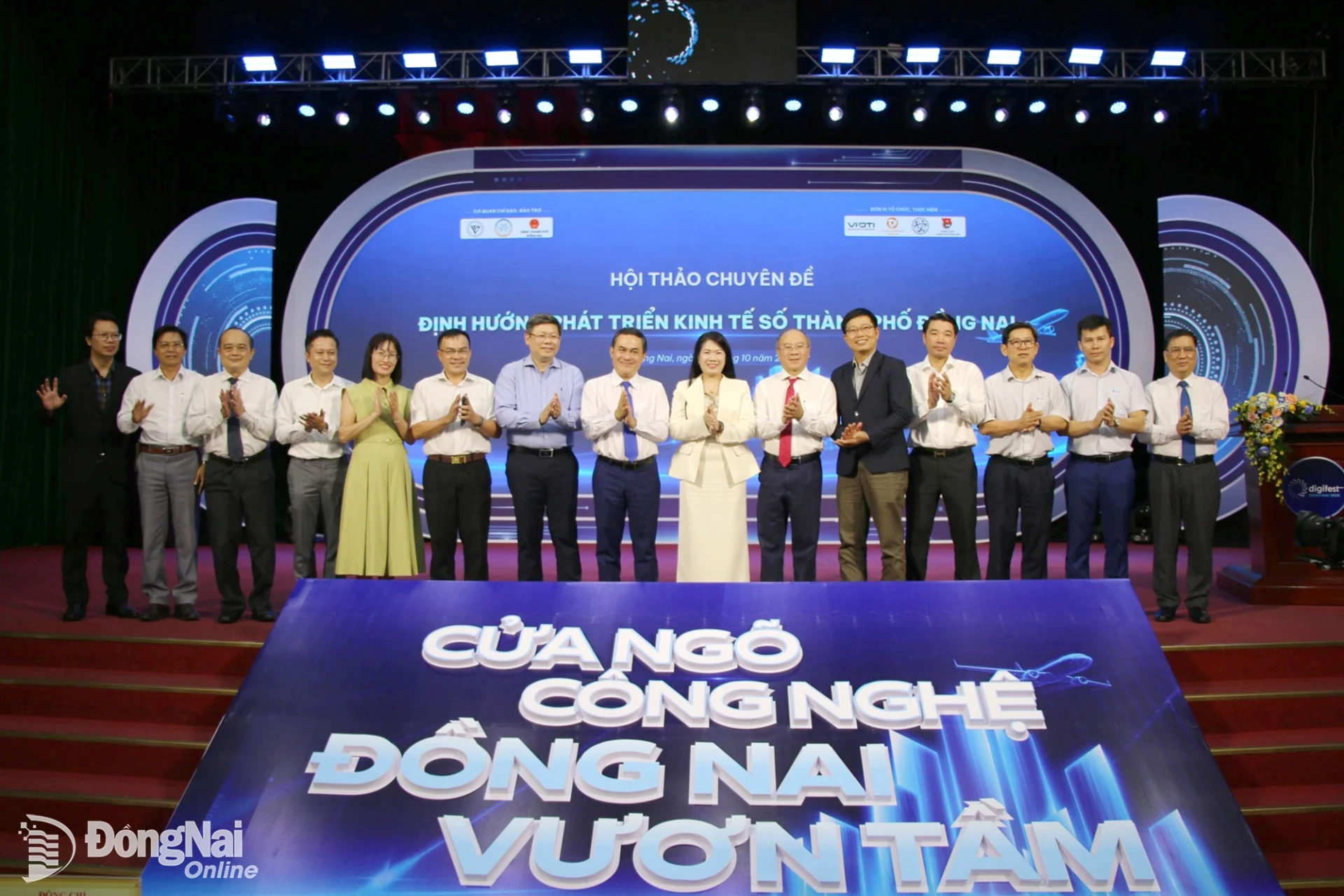 Các đại biểu chụp hình sau khi hội thảo. Ảnh: Hải Quân  