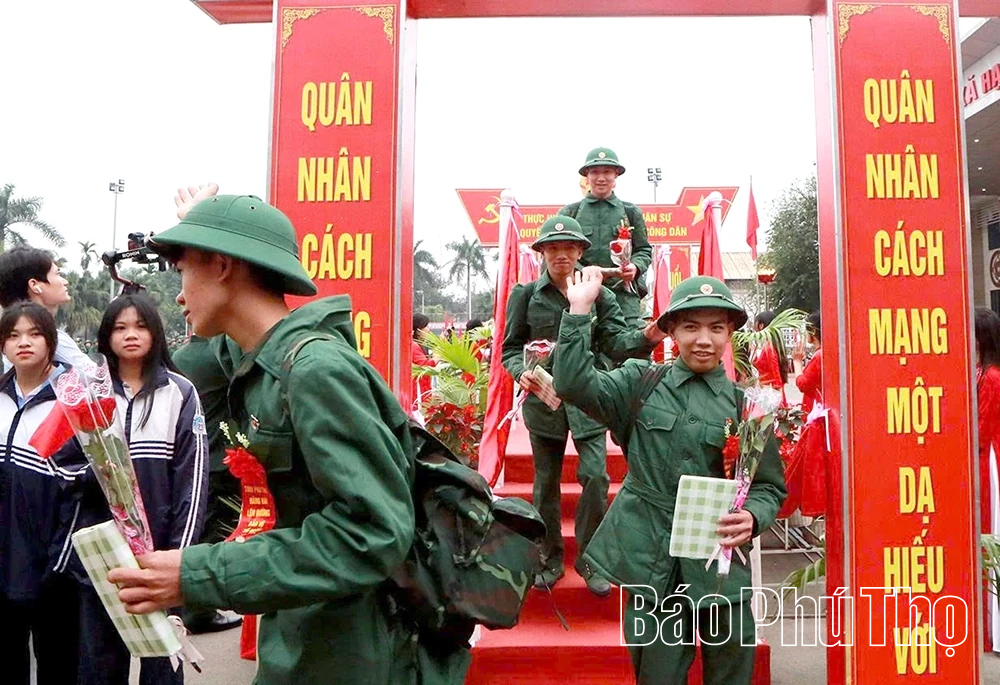 Phó Bí thư Tỉnh ủy Bùi Huy Vĩnh dự lễ giao nhận quân tại Ban Chỉ huy phòng thủ khu vực 1 - Cẩm Khê
