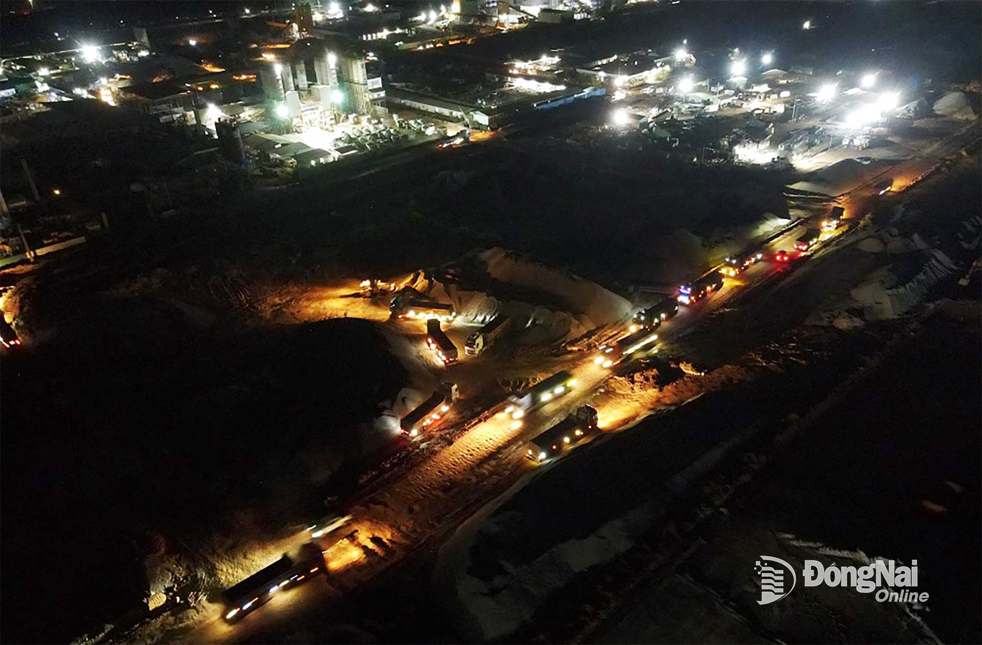 Từng hàng xe nối đuôi nhau giữa màn đêm phục vụ thi công Dự án Sân bay Long Thành giai đoạn 1. Ảnh: Phạm Tùng