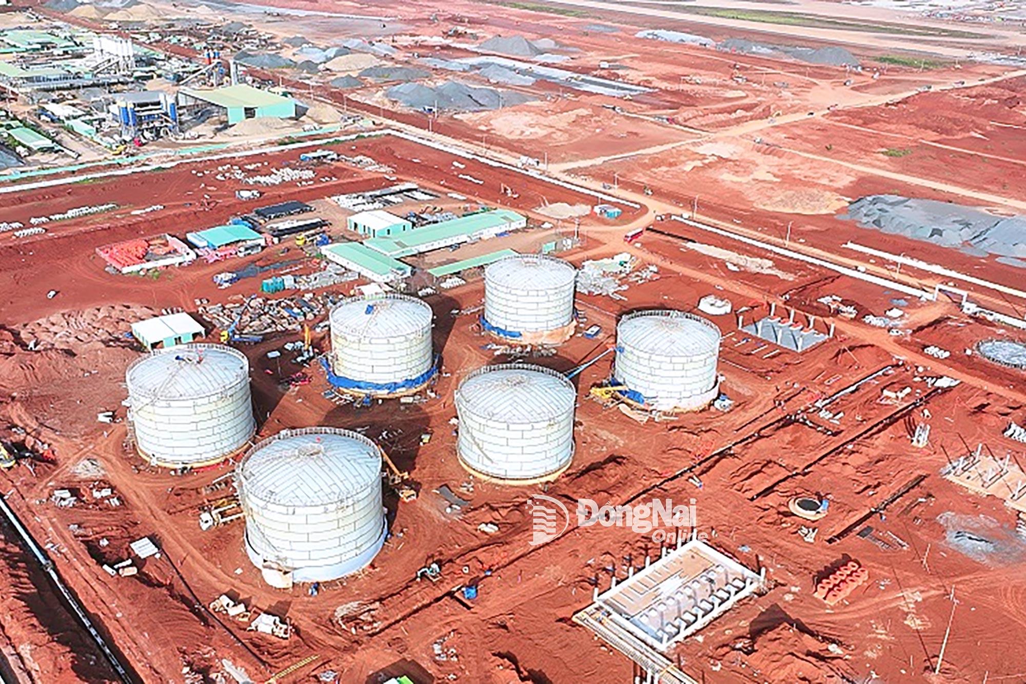 Gói thầu thi công xây dựng trạm nhiên liệu tàu bay tại Sân bay Long Thành có công suất 5,2 ngàn m3/ngày, có 6 bồn nổi chứa nhiên liệu. Ảnh: Phạm Tùng